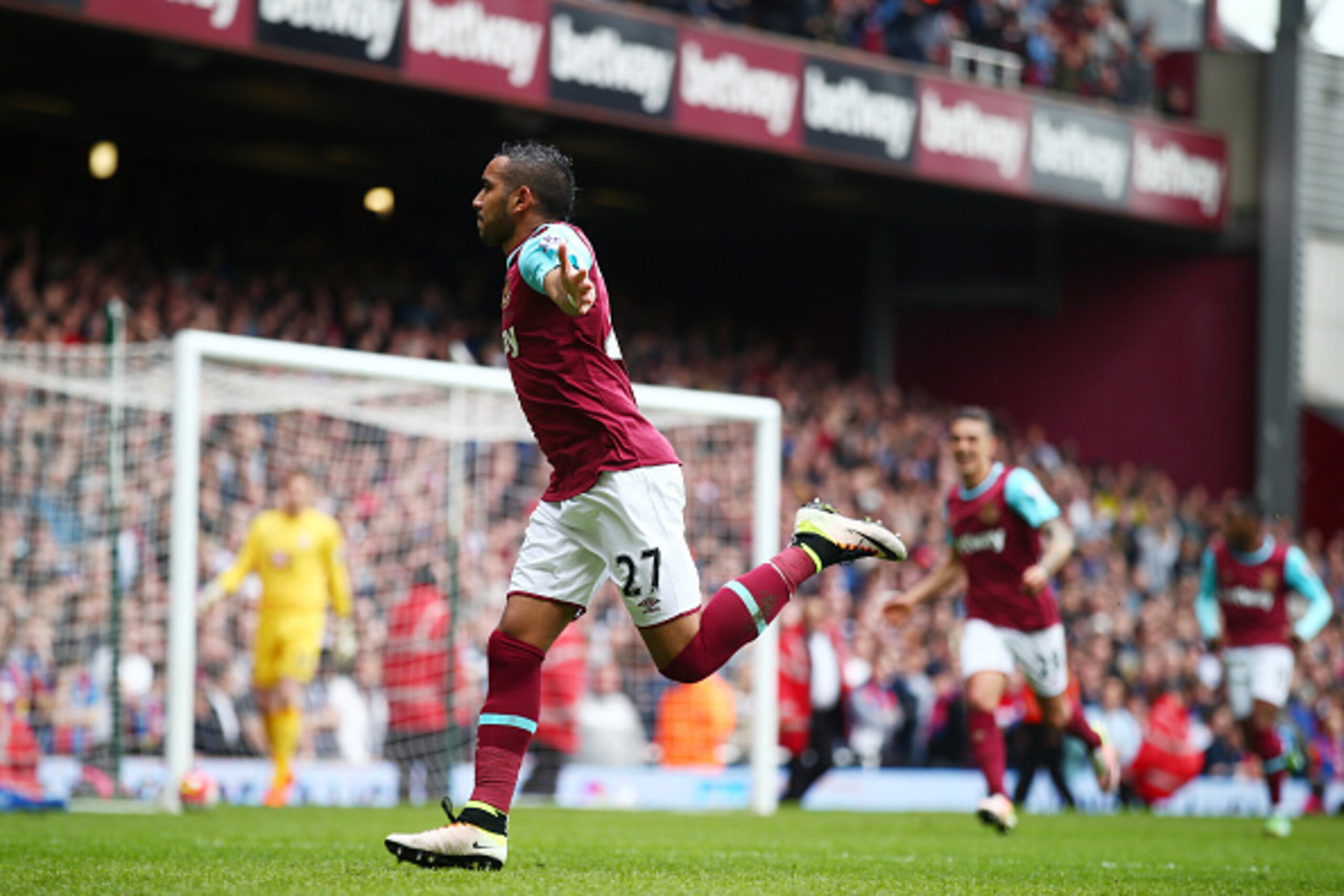 LONDON, ENGLAND - APRIL 02: Dimitri Payet of West Ham United celebrates scoring his team's second goal during the Barclays Premier League match between West Ham United and Crystal Palace at the Boleyn Ground on April 2, 2016 in London, England.  (Photo by