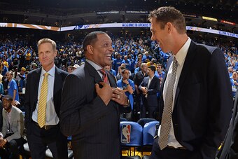 OAKLAND, CA - OCTOBER 27:  Alvin Gentry of the New Orleans Pelicans, Steve Kerr and Luke Walton of the Golden State Warriors talk before the game on October 27, 2015 at ORACLE Arena in Oakland, California. NOTE TO USER: User expressly acknowledges and agr