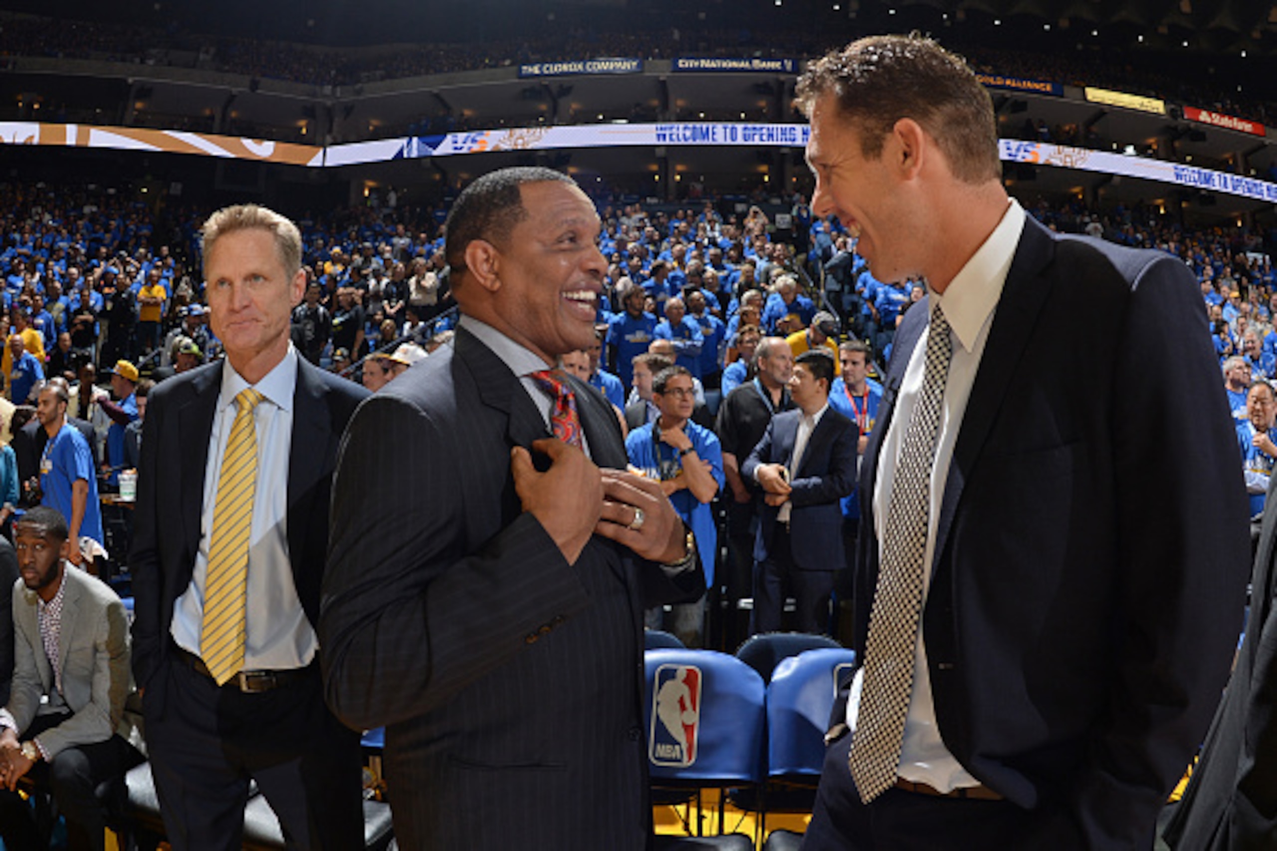 OAKLAND, CA - OCTOBER 27:  Alvin Gentry of the New Orleans Pelicans, Steve Kerr and Luke Walton of the Golden State Warriors talk before the game on October 27, 2015 at ORACLE Arena in Oakland, California. NOTE TO USER: User expressly acknowledges and agr