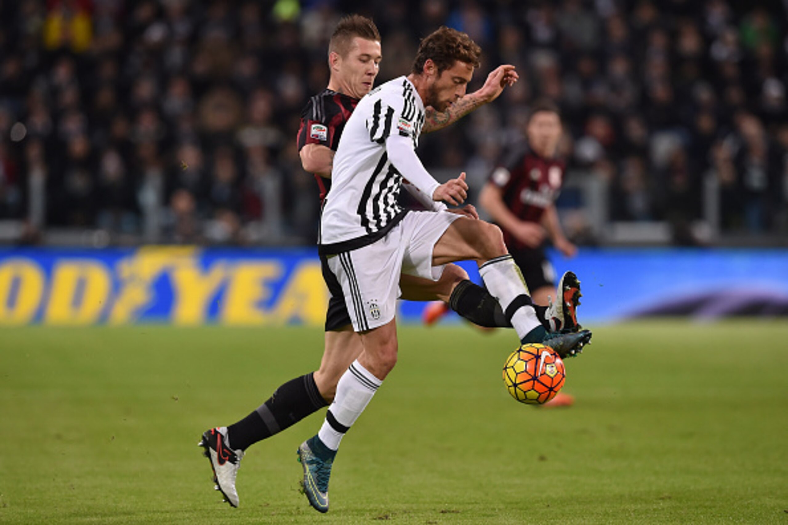 TURIN, ITALY - NOVEMBER 21:  Claudio Marchisio (R) of Juventus FC competes with Juraj Kucka of AC Milan during the Serie A match between Juventus FC and AC Milan at Juventus Arena on November 21, 2015 in Turin, Italy.  (Photo by Valerio Pennicino/Getty Im