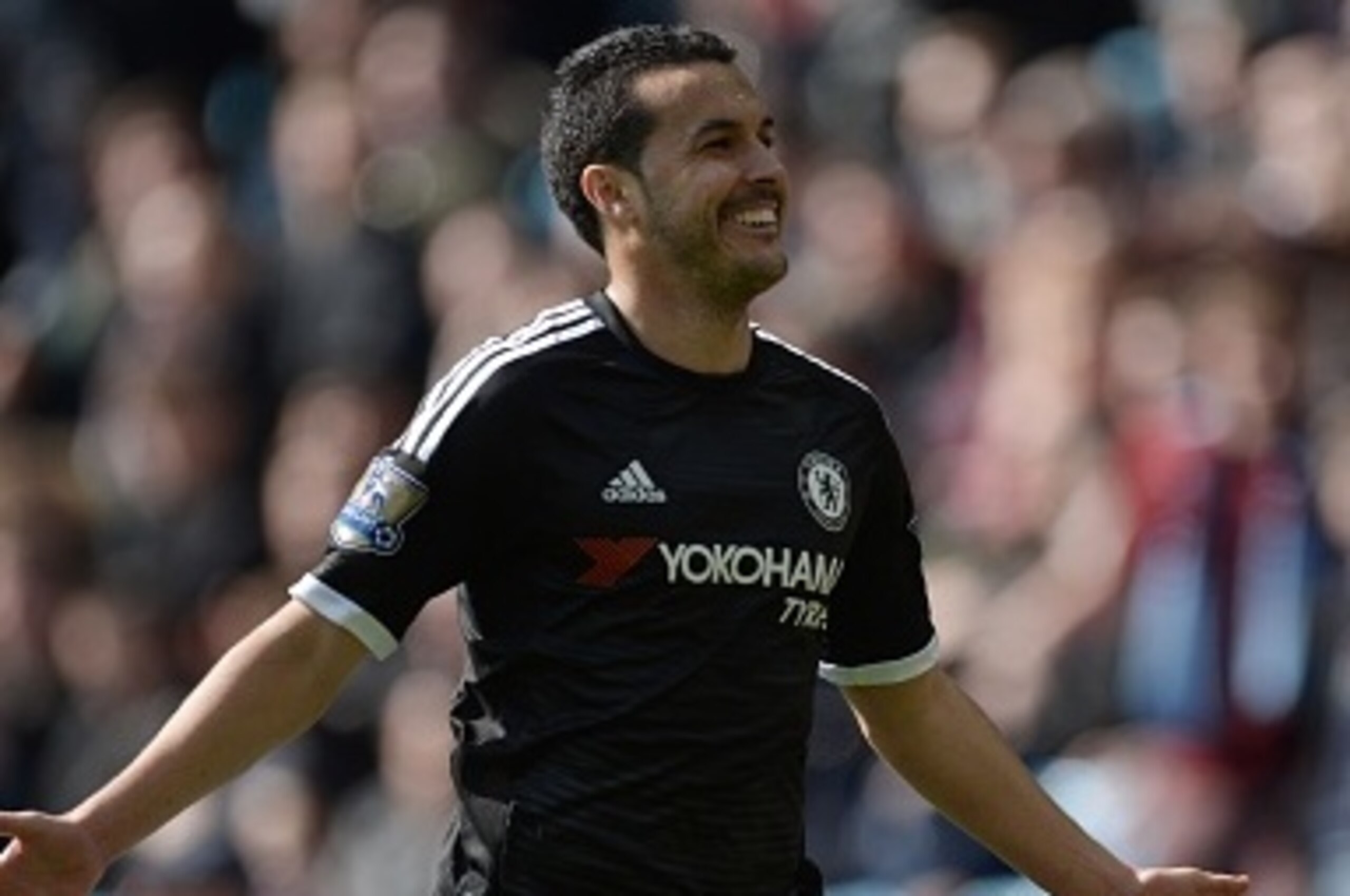 Chelsea's Spanish midfielder Pedro celebrates after scoring his second goal and Chelsea's fourth during the English Premier League football match between Aston Villa and Chelsea at Villa Park in Birmingham, central England on April 2, 2016. / AFP / OLI SC