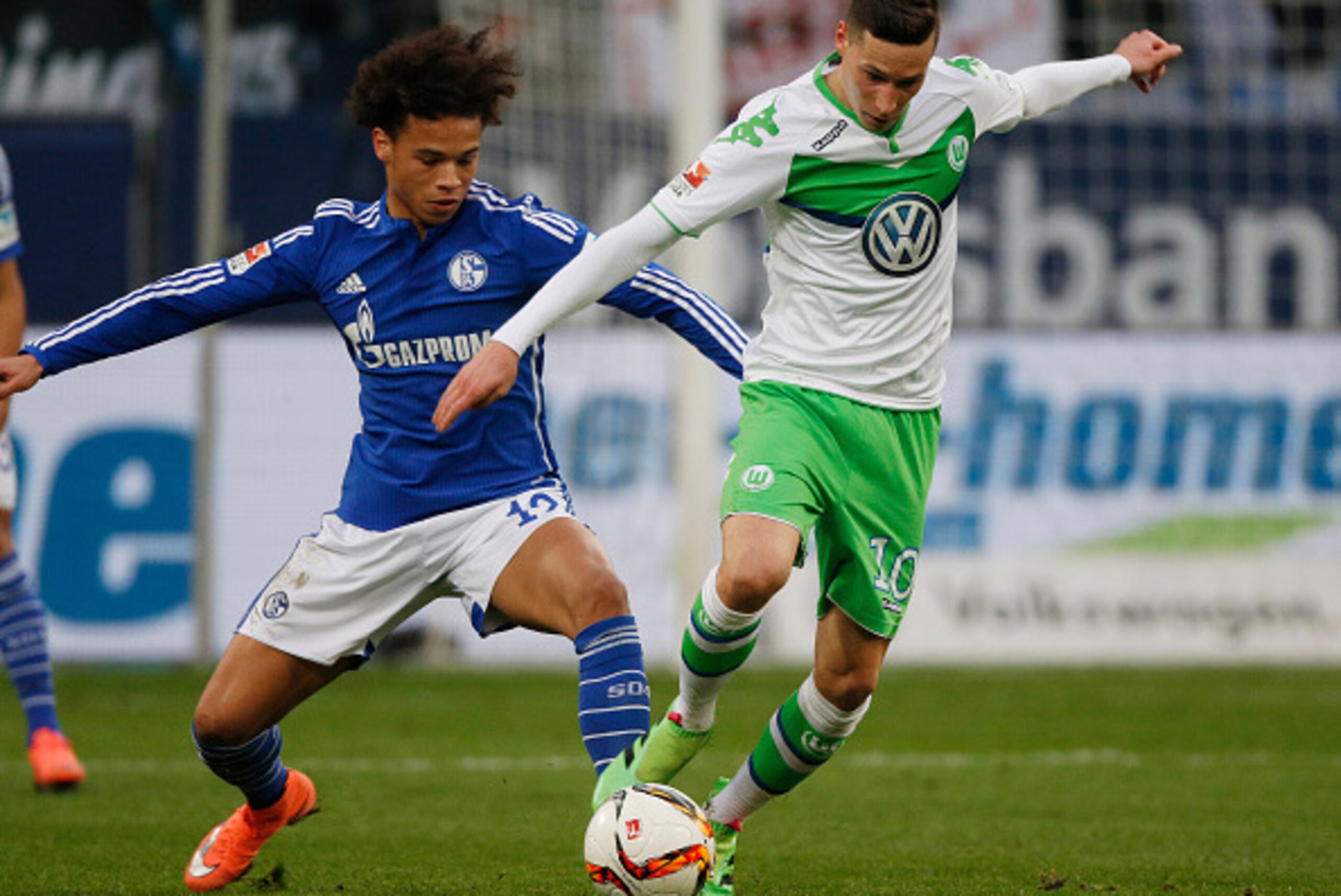Wolfsburg's midfielder Julian Draxler vies with Schalke's midfielder Leroy Sane during the German Bundesliga first division football match FC Schalke 04 v Wolfsburg in Gelsenkirchen, western Germany on February 6, 2016. / AFP / NORBERT SCHMIDT / RESTRICTI