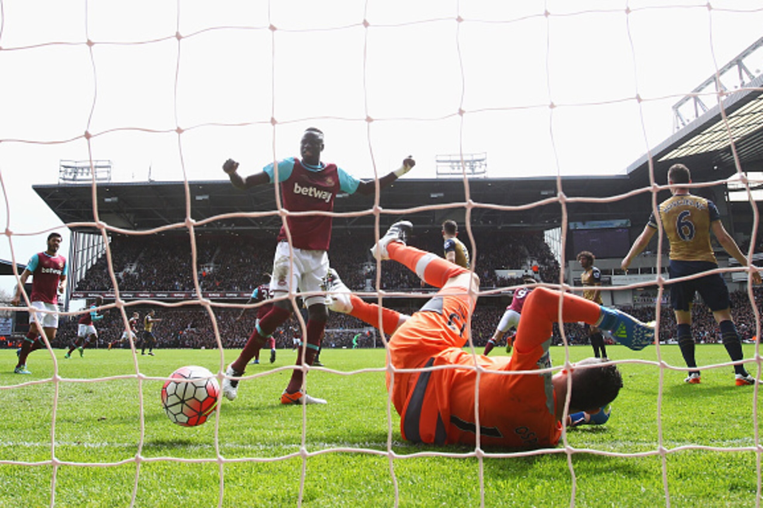 LONDON, UNITED KINGDOM - APRIL 09:  David Ospina of Arsenal fails to stop as Andy Carroll of West Ham United scores his team's second goal  during the Barclays Premier League match between West Ham United and Arsenal at the Boleyn Ground on April 9, 2016 