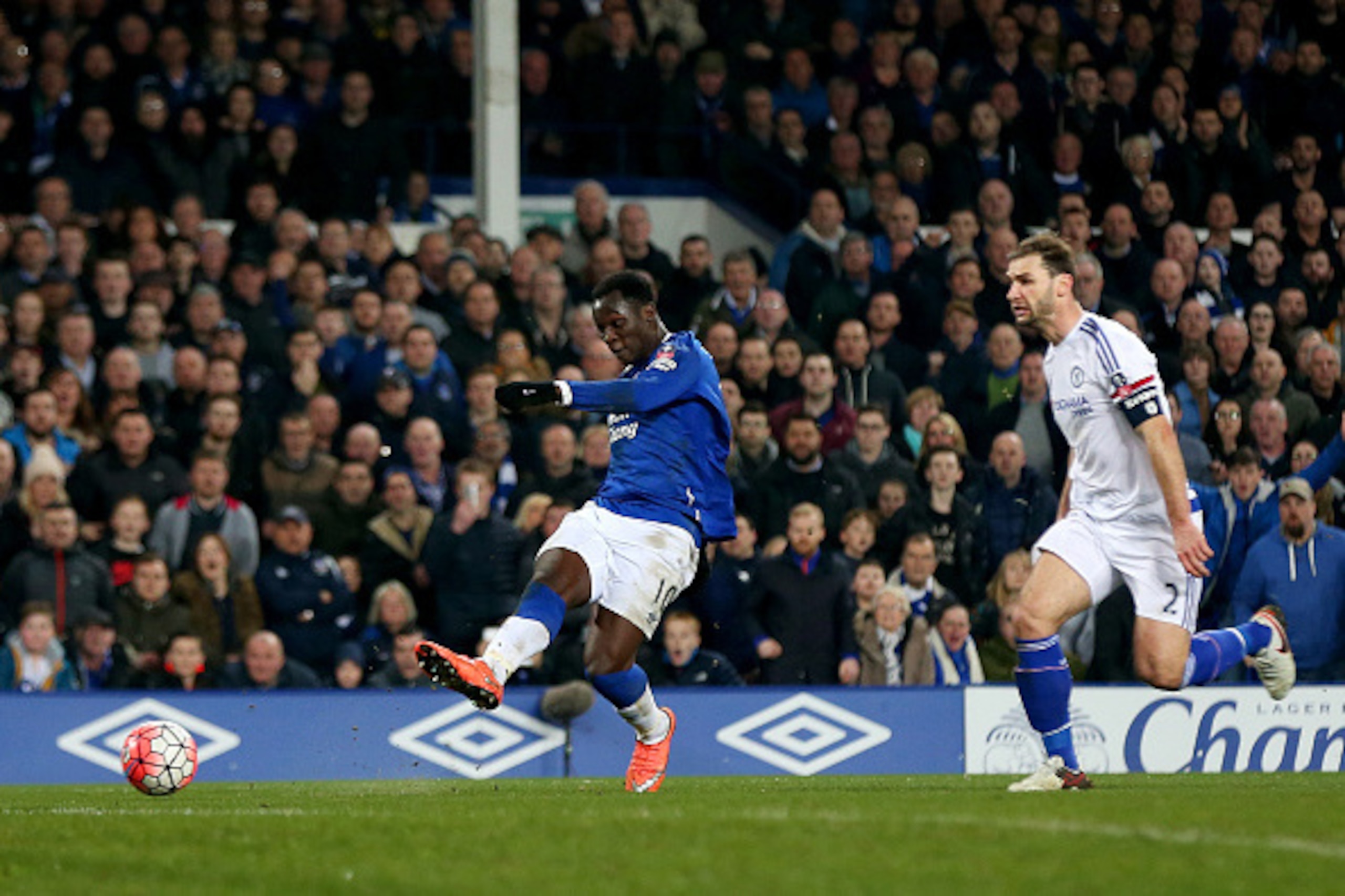 LIVERPOOL, ENGLAND - MARCH 12: Romelu Lukaku of Everton scores his team's second goal during the Emirates FA Cup sixth round match between Everton and Chelsea at Goodison Park on March 12, 2016 in Liverpool, England.  (Photo by Chris Brunskill/Getty Image