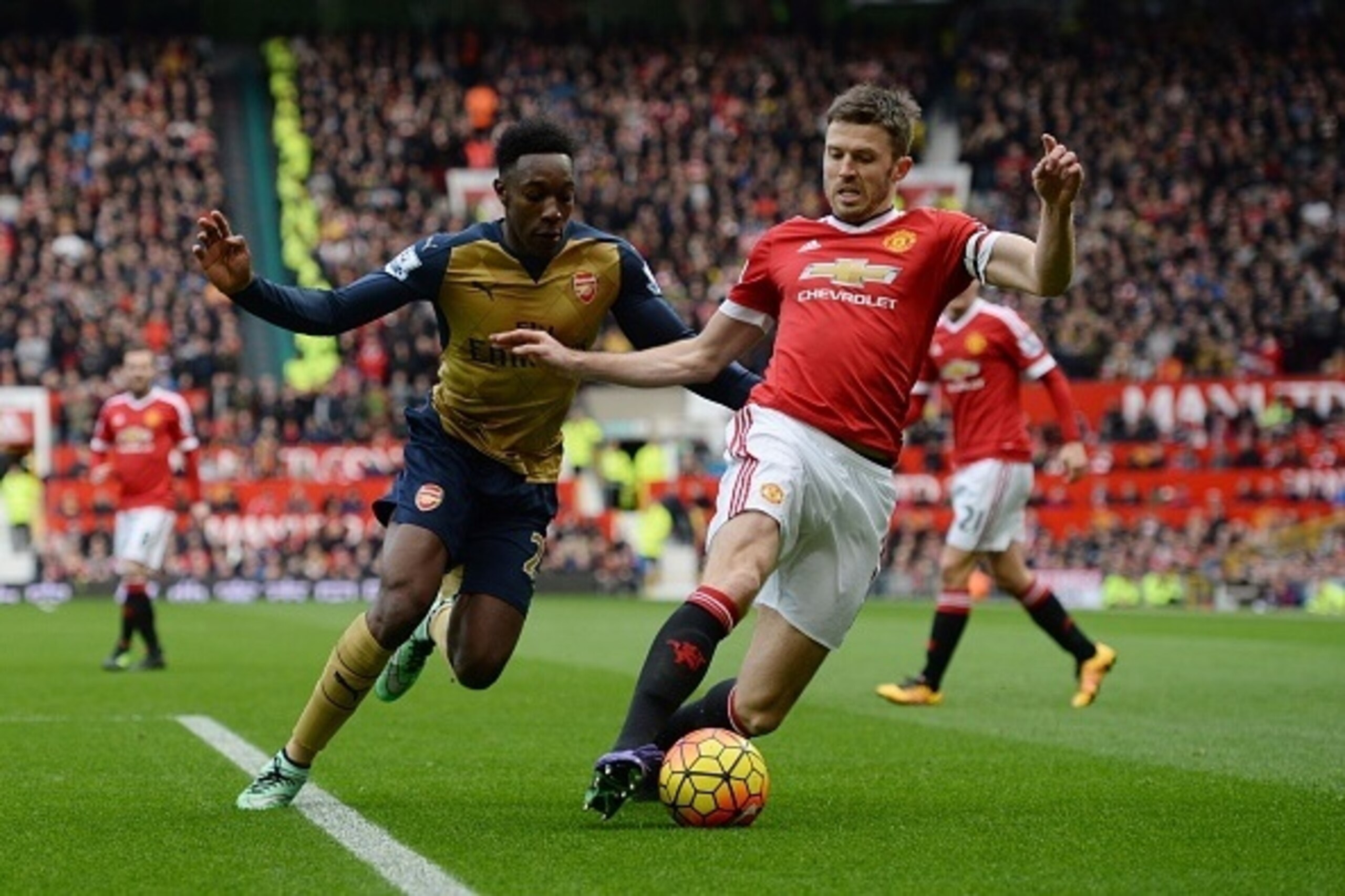 Manchester United's English midfielder Michael Carrick (R) turns away from Arsenal's English striker Danny Welbeck (L) during the English Premier League football match between Manchester United and Arsenal at Old Trafford in Manchester in north west Engla