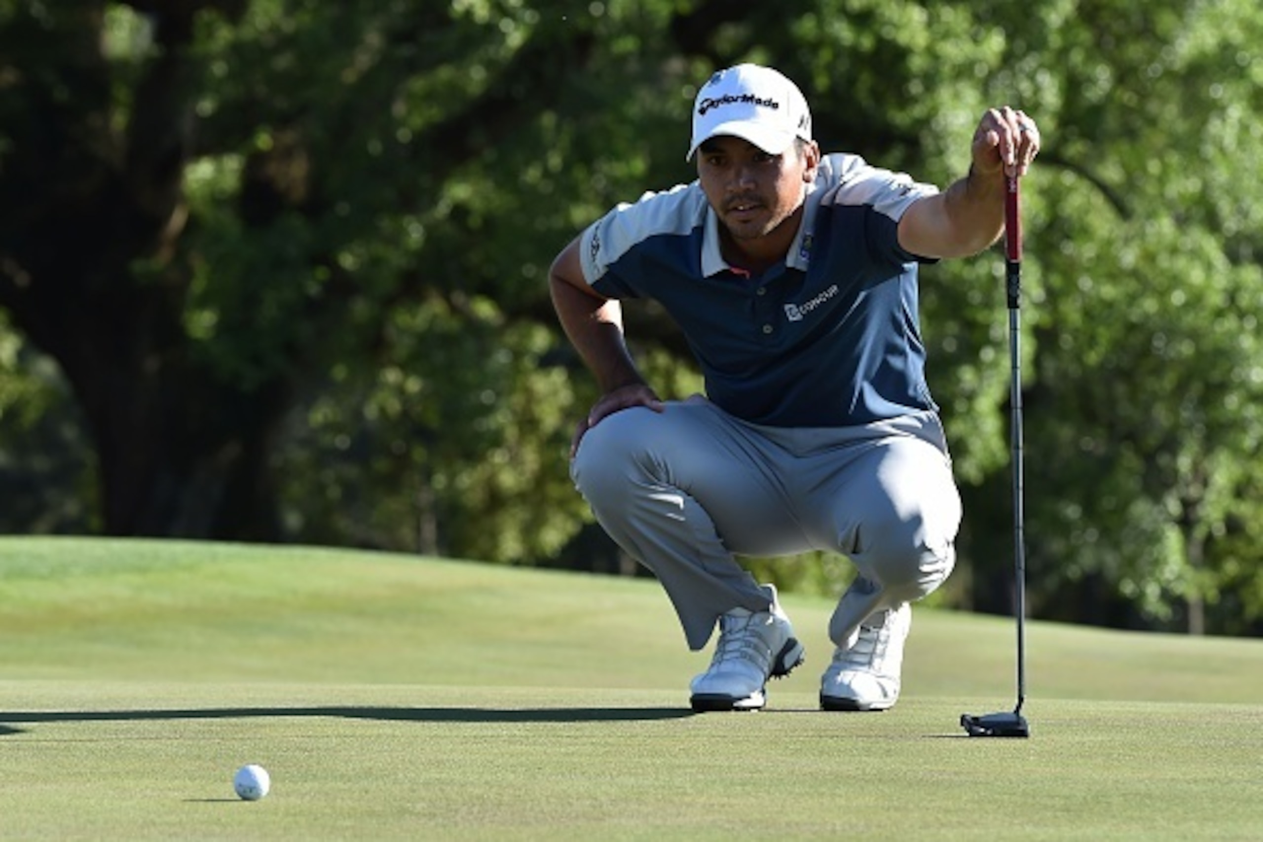 Australia's Jason Day lines up a putt on the 18th green during Round 3 of the 80th Masters Golf Tournament at the Augusta National Golf Club on April 9, 2016, in Augusta, Georgia. / AFP / Nicholas Kamm        (Photo credit should read NICHOLAS KAMM/AFP/Ge