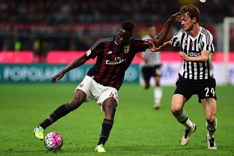Juventus' defender from Italy Daniele Rugani (R) fights for the ball with AC Milan's forward from Italy Mario Balotelli  during the Italian Serie A football match AC Milan' vs Juventus  at 'San Siro' Stadium in Milan on April 9, 2016.   / AFP / GIUSEPPE C