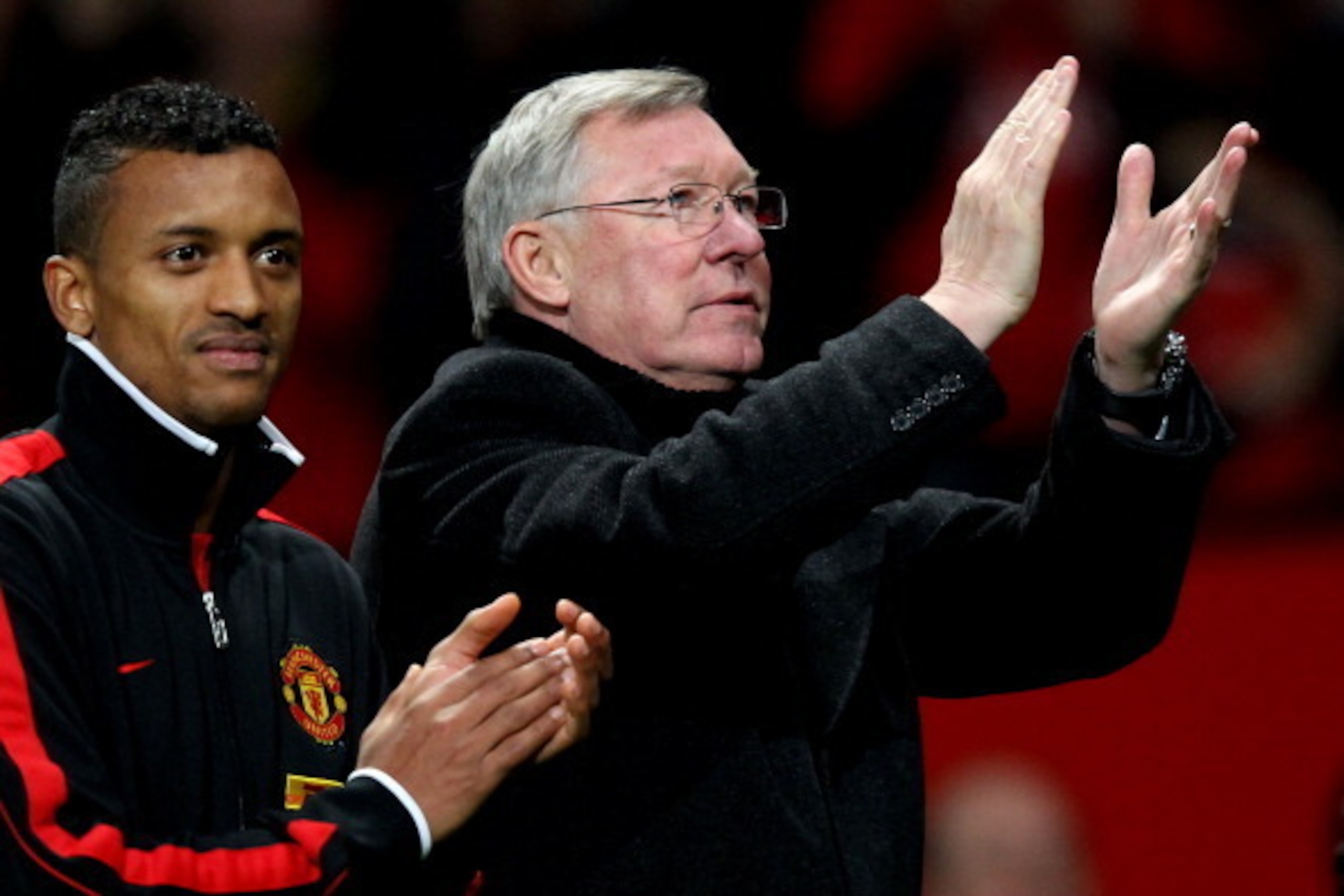 MANCHESTER, ENGLAND - DECEMBER 26: Manchester United Manager Sir Alex Ferguson applauds the fans as he walks off with Nani at the end of the Barclays Premier League match between Manchester United and Wigan Athletic at Old Trafford on December 26, 2011 i MANCHESTER, ENGLAND - DECEMBER 26: Manchester United Manager Sir Alex Ferguson applauds the fans as he walks off with Nani at the end of the Barclays Premier League match between Manchester United and Wigan Athletic at Old Trafford on December 26, 2011 i