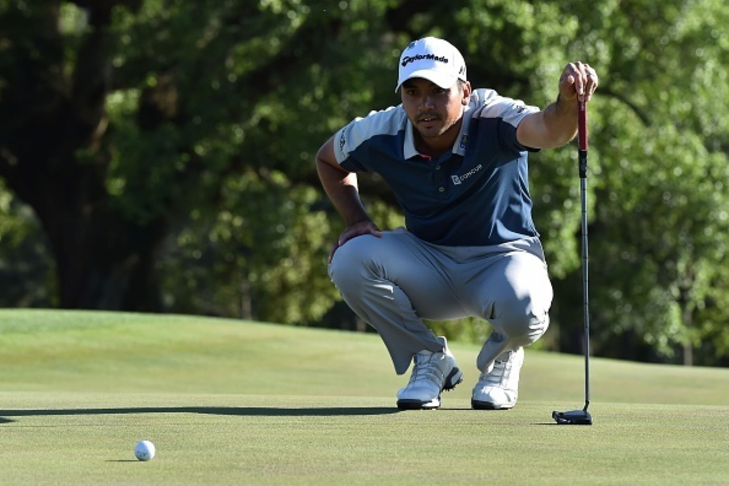 Australia's Jason Day lines up a putt on the 18th green during Round 3 of the 80th Masters Golf Tournament at the Augusta National Golf Club on April 9, 2016, in Augusta, Georgia. / AFP / Nicholas Kamm        (Photo credit should read NICHOLAS KAMM/AFP/Ge