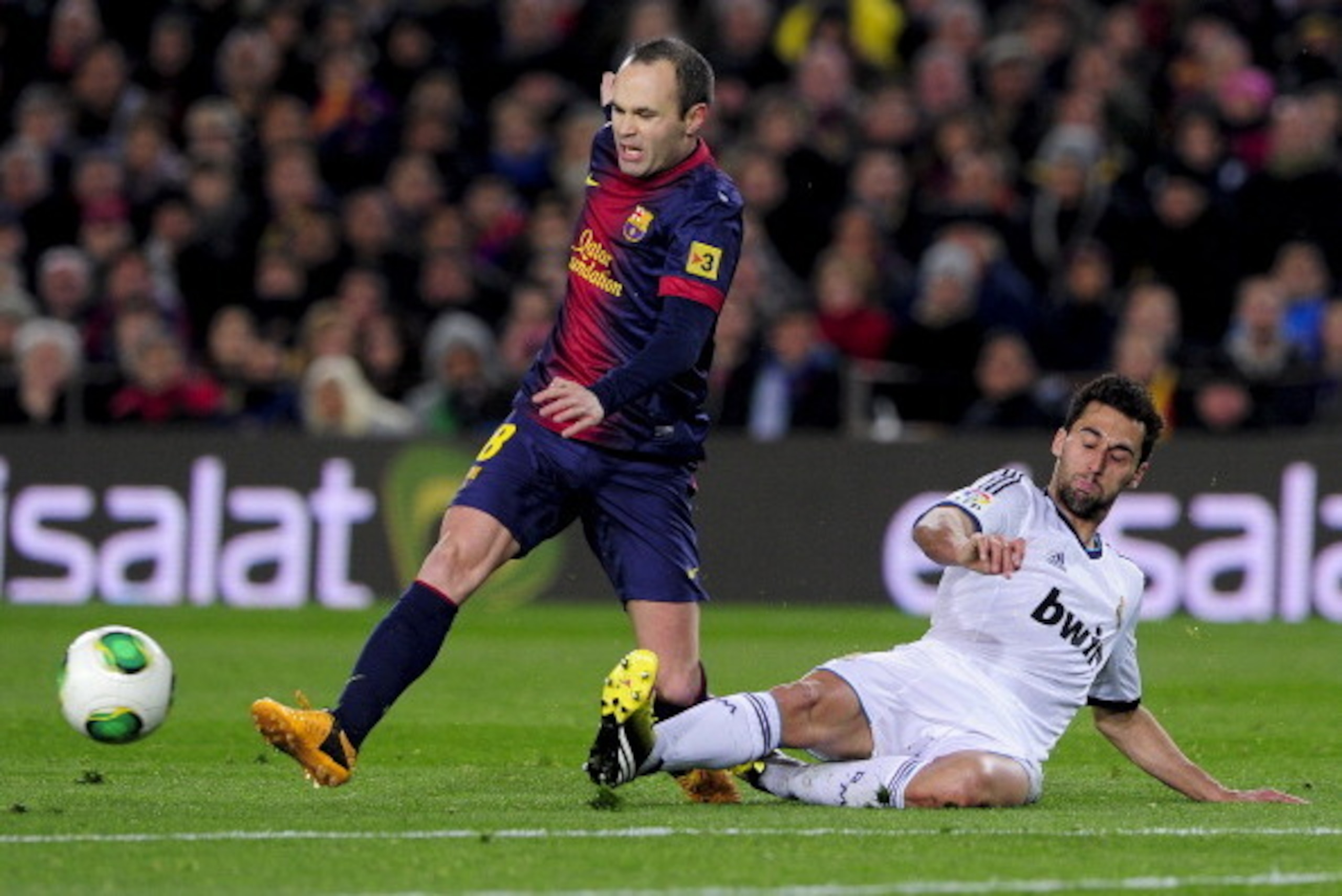 Barcelona's midfielder Andres Iniesta (L) vies with Real Madrid's defender Alvaro Arbeloa (R) during the Spanish Cup semi-final second-leg football match FC Barcelona vs Real Madrid CF at the Camp Nou stadium in Barcelona on February 26, 2013.  AFP PHOTO 