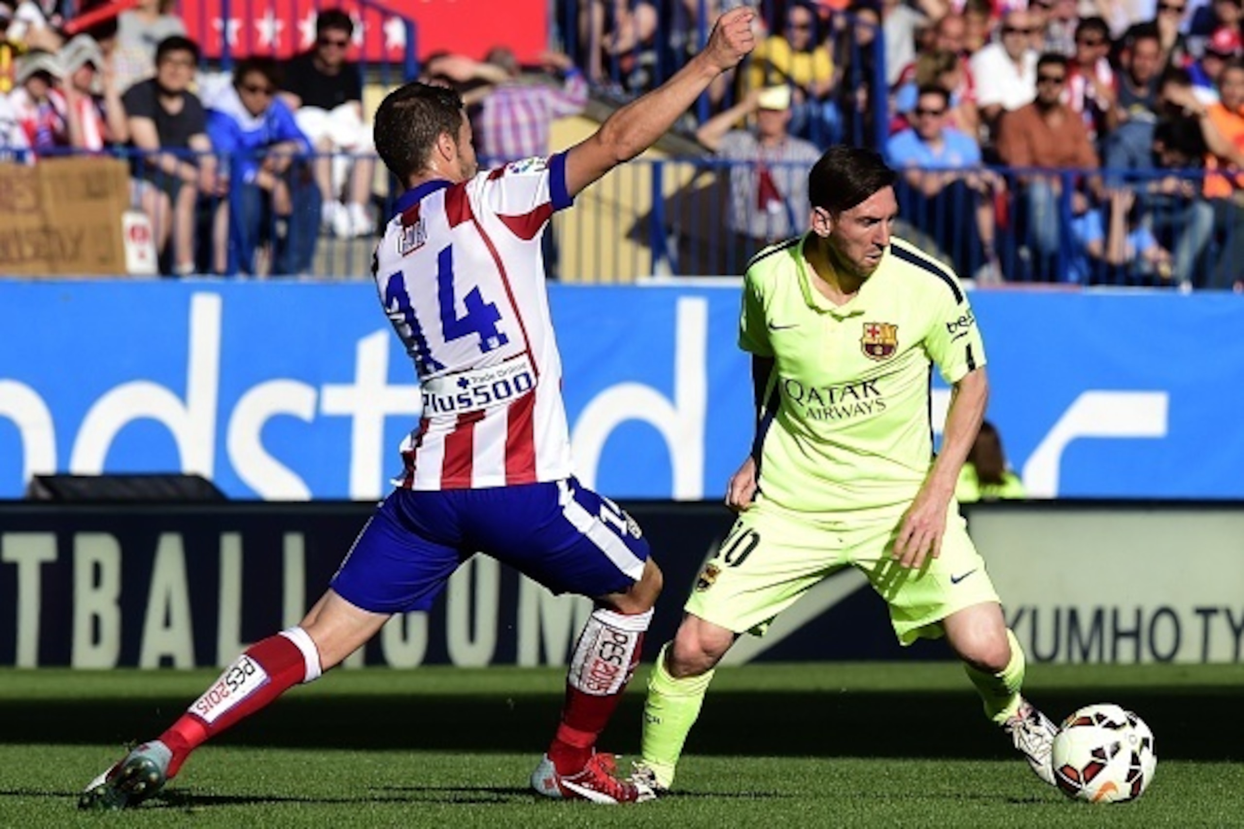 Barcelona's Argentinian forward Lionel Messi (R) vies with Atletico Madrid's midfielder Gabi during the Spanish league football match Club Atletico de Madrid vs FC Barcelona at the Vicente Calderon stadium in Madrid on May 17, 2015. AFP PHOTO / GERARD J Barcelona's Argentinian forward Lionel Messi (R) vies with Atletico Madrid's midfielder Gabi during the Spanish league football match Club Atletico de Madrid vs FC Barcelona at the Vicente Calderon stadium in Madrid on May 17, 2015. AFP PHOTO / GERARD J