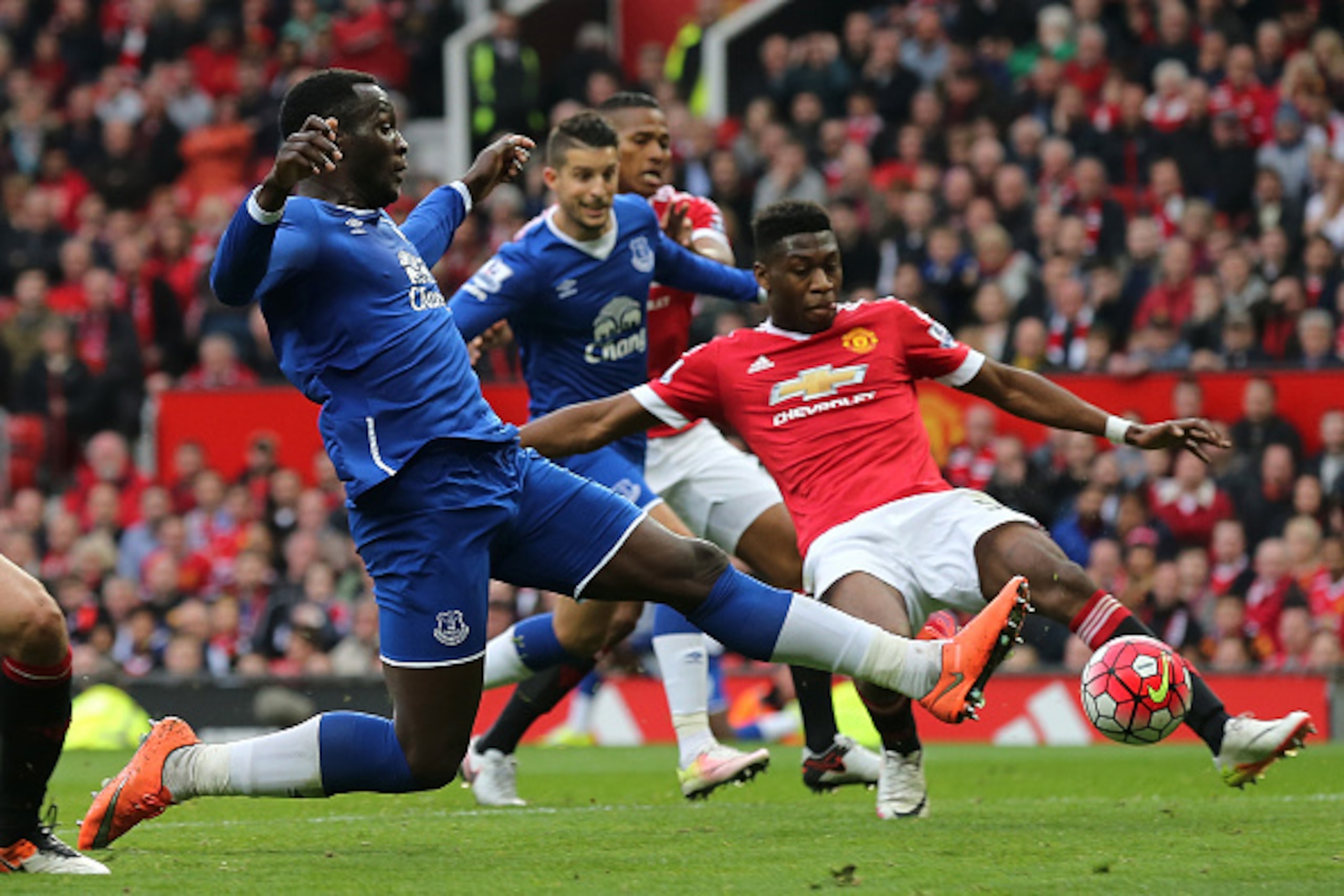 MANCHESTER, ENGLAND - APRIL 03:  Romelu Lukaku of Everton stretches for the ball during the Barclays Premier League match between Manchester United and Everton at Old Trafford on April 3, 2016 in Manchester, England.  (Photo by Matthew Ashton - AMA/Getty 