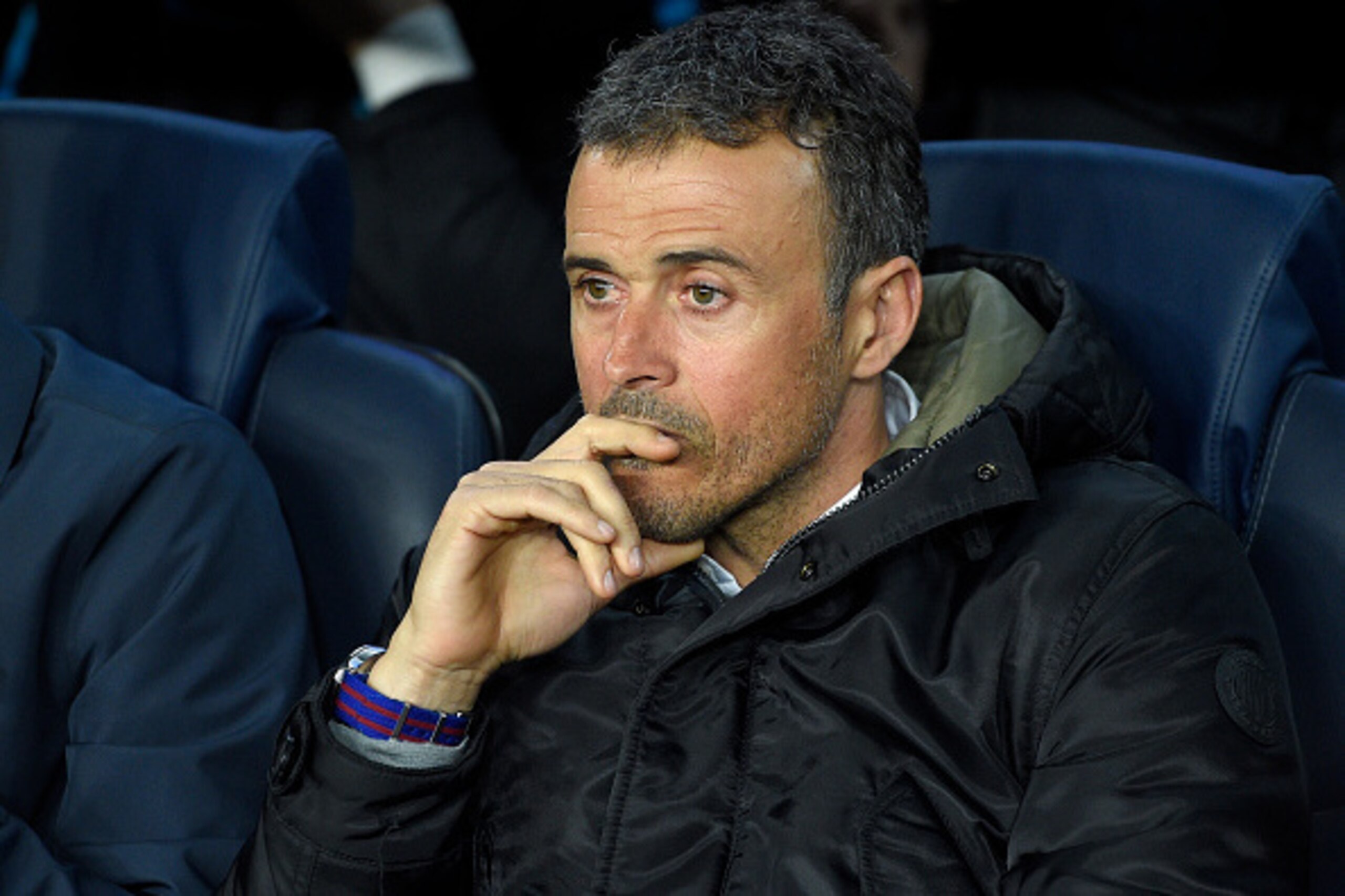 Barcelona's coach Luis Enrique looks at his players from the bench during the UEFA Champions League quarter finals first leg football match FC Barcelona vs Atletico de Madrid at the Camp Nou stadium in Barcelona on April 5, 2016. / AFP / LLUIS GENE       