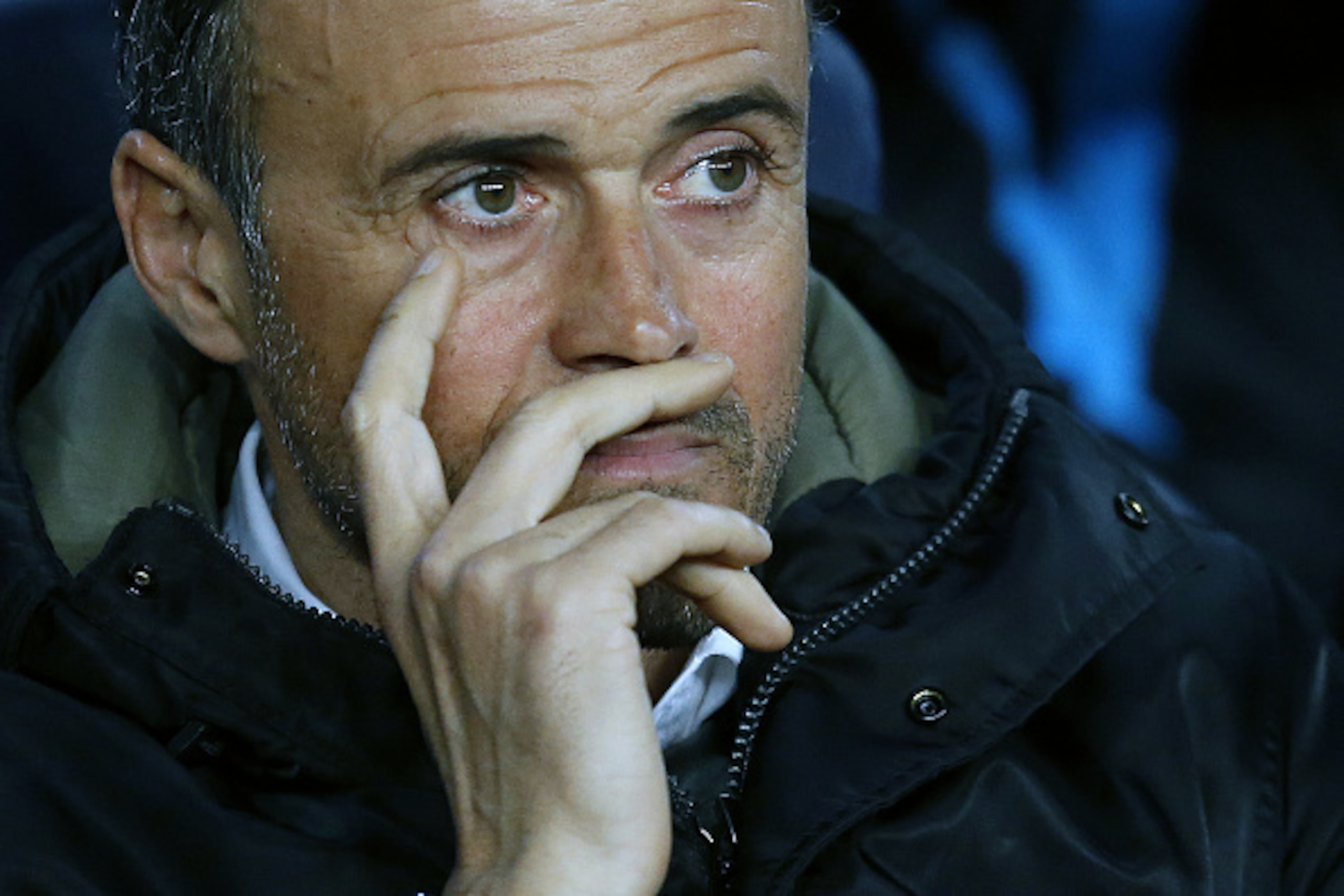 Barcelona's coach Luis Enrique looks on before during the UEFA Champions League quarter finals first leg football match FC Barcelona vs Atletico de Madrid at the Camp Nou stadium in Barcelona on April 5, 2016. / AFP / PAU BARRENA        (Photo credit shou