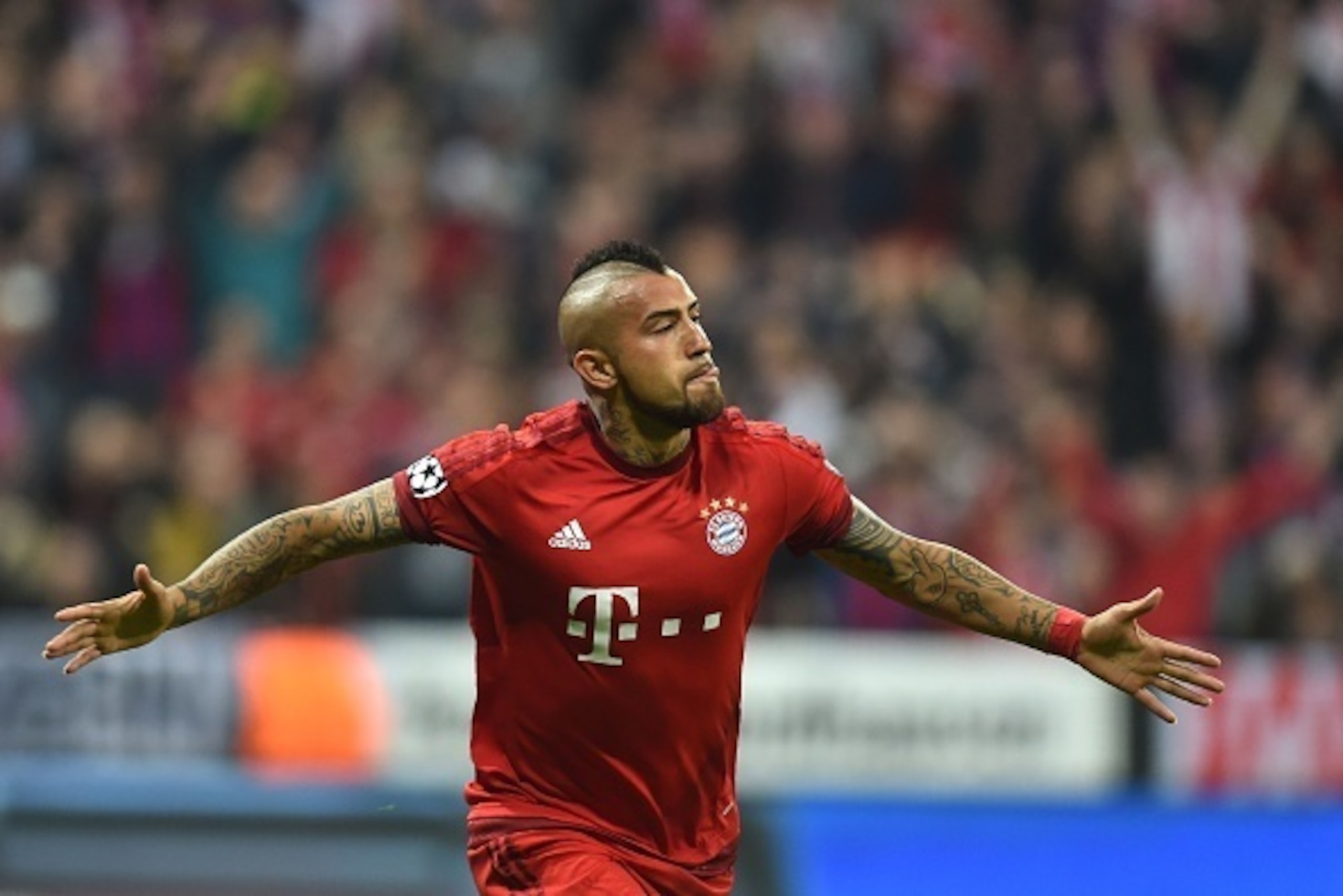 Bayern Munich's Chilean midfielder Arturo Vidal (C) celebrates scoring during the Champions League quarter-final, first-leg football match between Bayern Munich and Benfica Lisbon in Munich, southern Germany, on April 5, 2016. / AFP / Christof Stache     