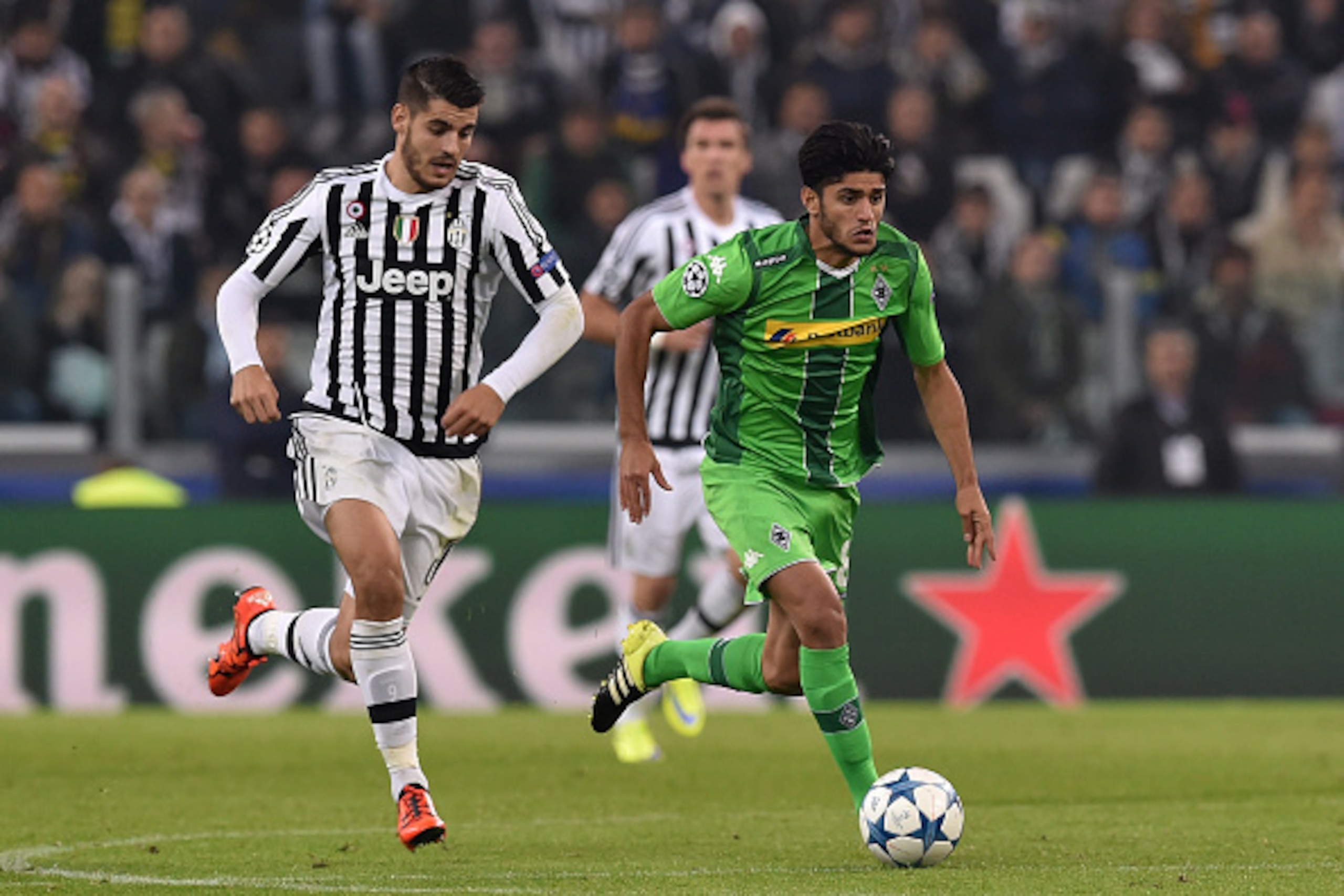 TURIN, ITALY - OCTOBER 21:  Mahmoud Dahoud (R) of VfL Borussia Moenchengladbach in action against Alvaro Morata of Juventus during the UEFA Champions League group stage match between Juventus and VfL Borussia Moenchengladbach at Juventus Arena on October 