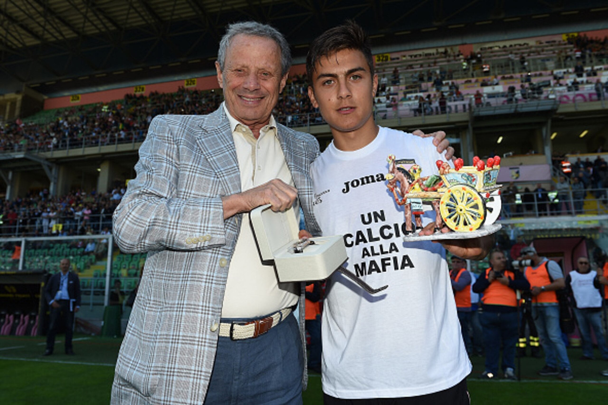 PALERMO, ITALY - MAY 24: President Maurizio Zamparini (L) and Paulo Dybala of Palermo pose before the Serie A match between US Citta di Palermo and ACF Fiorentina at Stadio Renzo Barbera on May 24, 2015 in Palermo, Italy. (Photo by Tullio M. Puglia/Gett PALERMO, ITALY - MAY 24: President Maurizio Zamparini (L) and Paulo Dybala of Palermo pose before the Serie A match between US Citta di Palermo and ACF Fiorentina at Stadio Renzo Barbera on May 24, 2015 in Palermo, Italy. (Photo by Tullio M. Puglia/Gett
