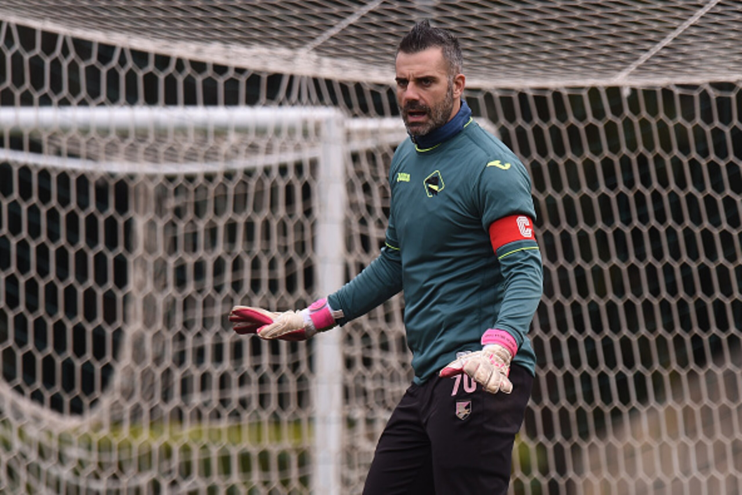 PALERMO, ITALY - MARCH 16: Stefano Sorrentino of Palermo in action during a test match between US Citta' di Palermo and Parmonval at Tenente Carmelo Onorato training center on March 16, 2016 in Palermo, Italy. (Photo by Tullio M. Puglia/Getty Images) PALERMO, ITALY - MARCH 16: Stefano Sorrentino of Palermo in action during a test match between US Citta' di Palermo and Parmonval at Tenente Carmelo Onorato training center on March 16, 2016 in Palermo, Italy. (Photo by Tullio M. Puglia/Getty Images)