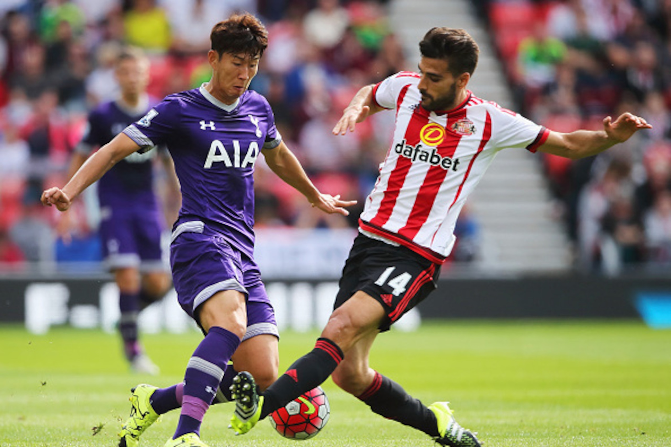 SUNDERLAND, ENGLAND - SEPTEMBER 13:  Son Heung-Min of Tottenham Hotspur is challenged by Jordi Gomez of Sunderland during the Barclays Premier League match between Sunderland and Tottenham Hotspur at the Stadium of Light on September 13, 2015 in Sunderlan