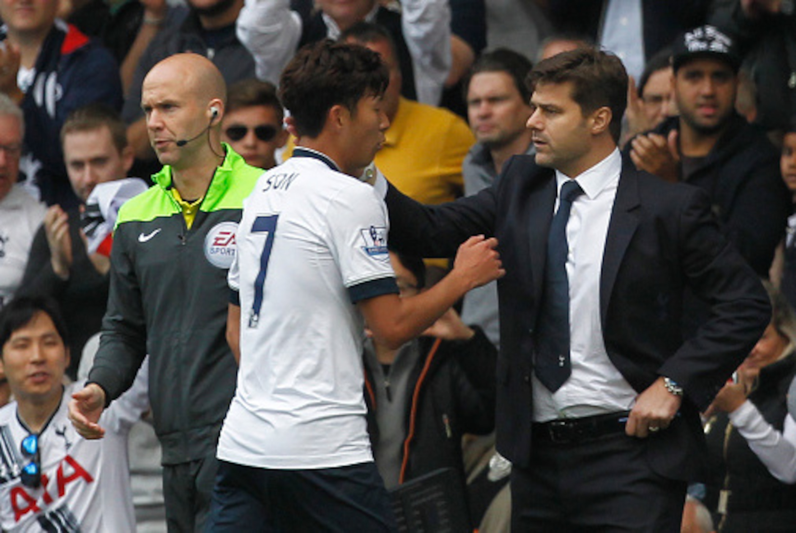 Tottenham Hotspurs Argentinian head coach Mauricio Pochettino (R) gestures to Tottenham Hotspur's South Korean midfielder Son Heung-min as he is substituted during the English Premier League football match between Tottenham Hotspur and Manchester City at 