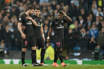 Paris Saint-Germain's Italian midfielder Thiago Motta (L) is helped from the pitch by Manchester City's Spanish midfielder David Silva after being injured during the UEFA Champions league quarter-final second leg football match between Manchester City and