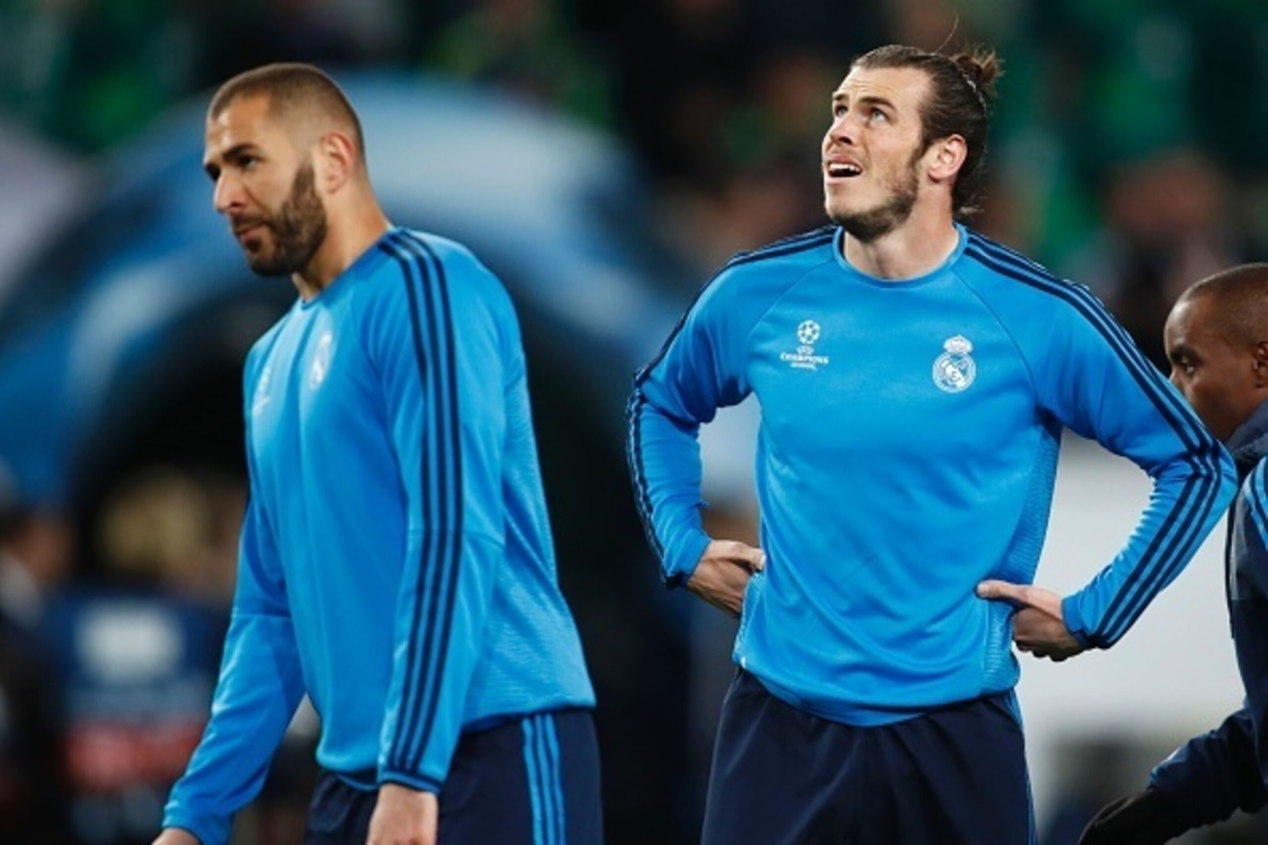 Real Madrid's French forward Karim Benzema (L) and Real Madrid's Welsh forward Gareth Bale warm up prior to the UEFA Champions League quarter-final, first-leg football match between VfL Wolfsburg and Real Madrid on April 6, 2016 in Wolfsburg, northern Ger