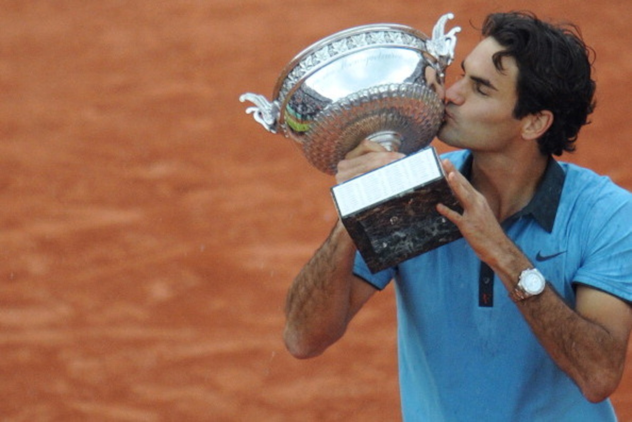 Swiss Roger Federer kisses the trophy after winning against Swedish player Robin Soderling during their French Open tennis men's final match on June 7, 2009 at Roland Garros Stadium in Paris. Roger Federer won his 14th major on June 7, 2009 with victory o