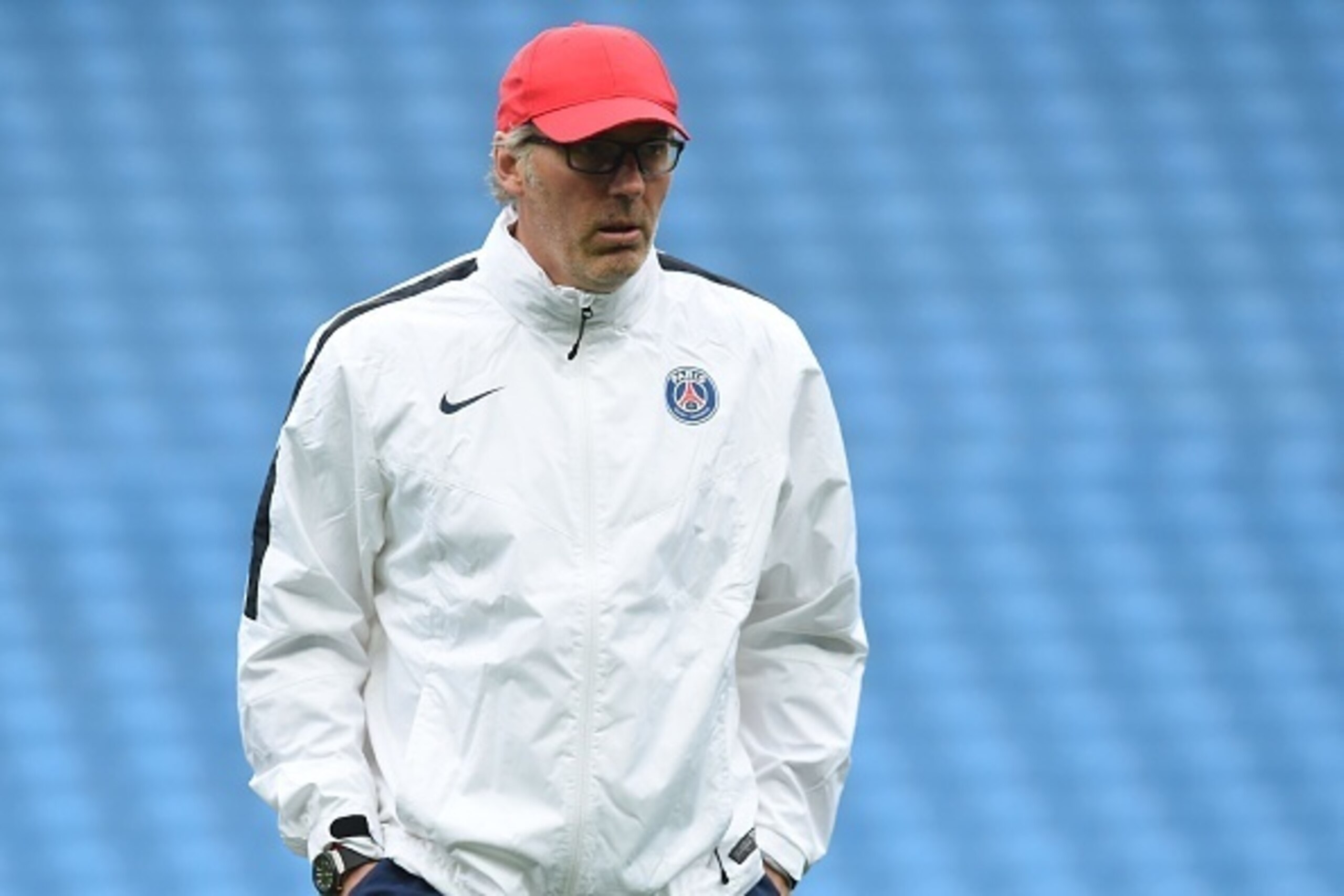Paris Saint-Germain's French head coach Laurent Blanc arrives for a training session at the Etihad stadium in Manchester on April 11, 2016 on the eve of their Champions league quarter final second leg football match.  / AFP / PAUL ELLIS        (Photo cred
