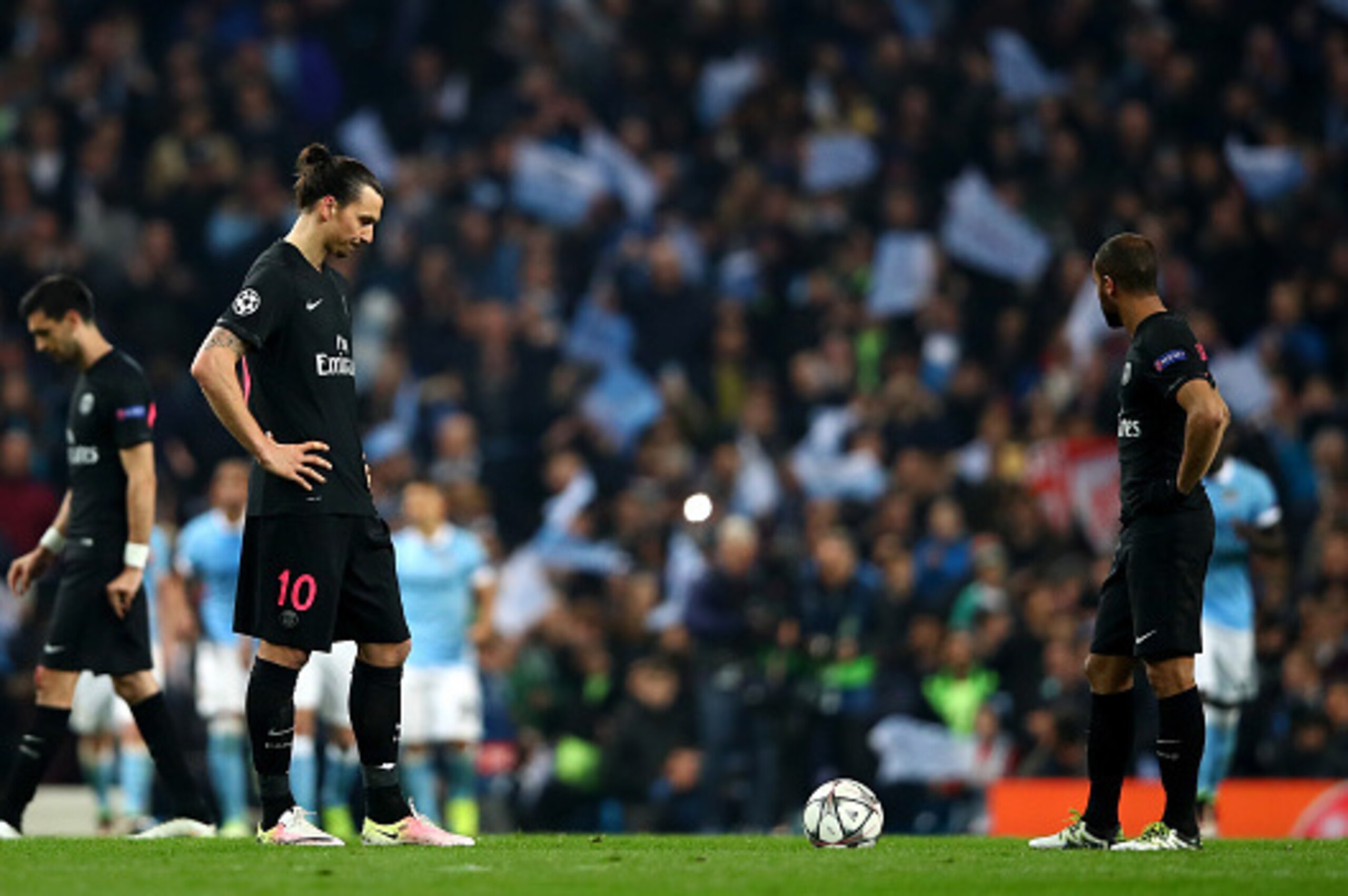 MANCHESTER, ENGLAND - APRIL 12:  Zlatan Ibrahimovic (L) and Lucas Moura of Paris Saint-Germain look dejected as Kevin de Bruyne of Manchester City scores their first goal during the UEFA Champions League quarter final second leg match between Manchester C