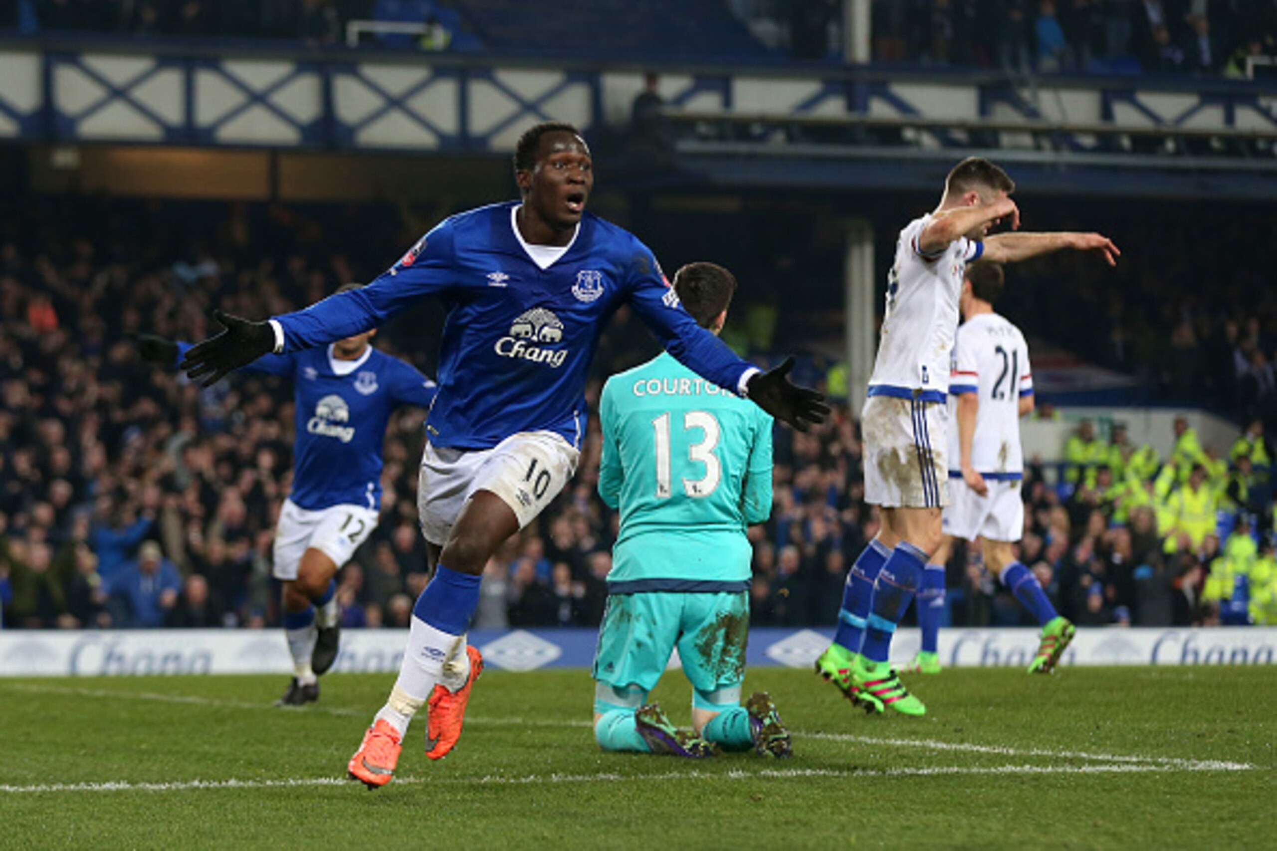 LIVERPOOL, ENGLAND - MARCH 12:  Romelu Lukaku of Everton celebrates scoring his team's first goal during the Emirates FA Cup sixth round match between Everton and Chelsea at Goodison Park on March 12, 2016 in Liverpool, England.  (Photo by Chris Brunskill