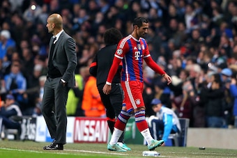 MANCHESTER, ENGLAND - NOVEMBER 25:  Mehdi Benatia of Bayern Muenchen walks off the pitch past his head coach Josep Guardiola after being shown the red card  during the UEFA Champions League Group E match between Manchester City and FC Bayern Muenchen at t