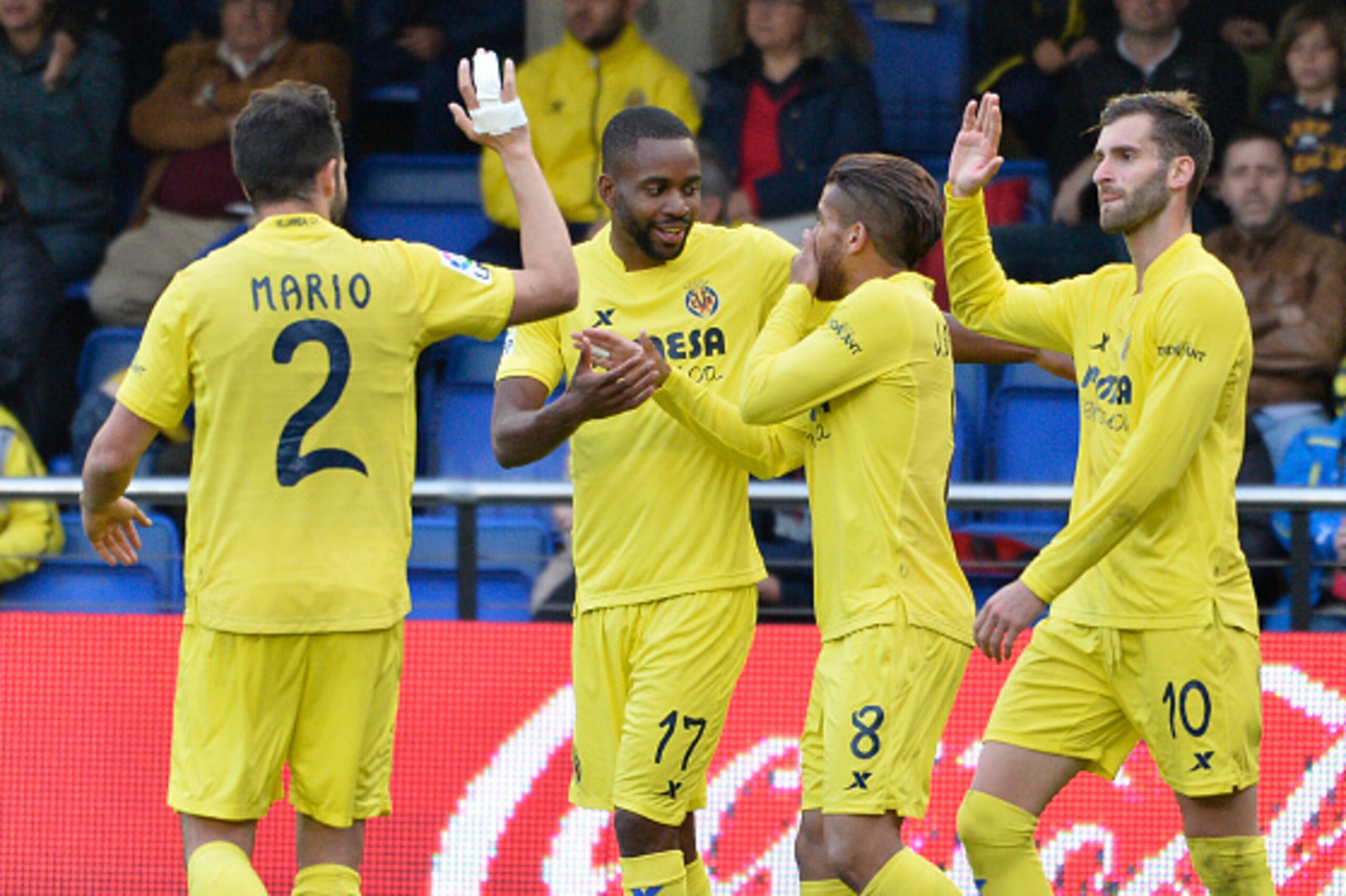 Villarreal's Congolese forward Cedric Bakambu  (2ndL) celebrates with teammates after scoring during the Spanish league football match Villarreal CF vs Getafe CF at El Madrigal stadium in Vila-real on April 10, 2016. / AFP / JOSE JORDAN        (Photo cred