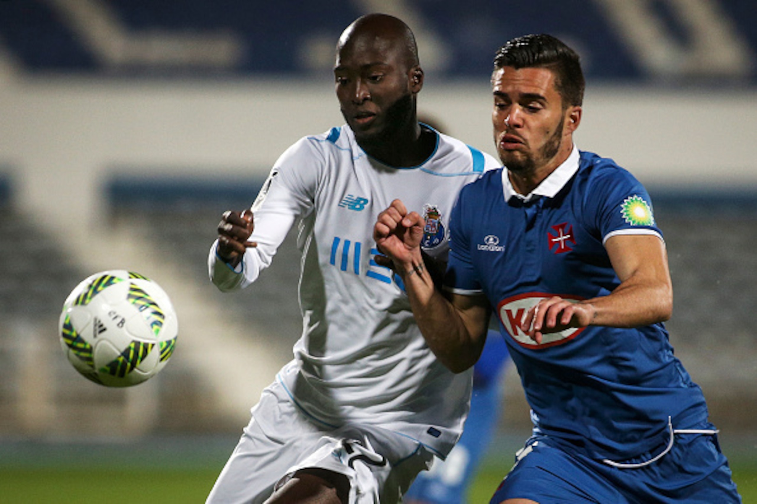 Porto's midfielder Danilo Pereira (L) vies with Belenenses's forward Fabio Nunes during the Portuguese league football match OS Belenenses vs FC Porto at the Restelo stadium in Lisbon on February 28, 2016. / AFP / CARLOS COSTA        (Photo credit should 