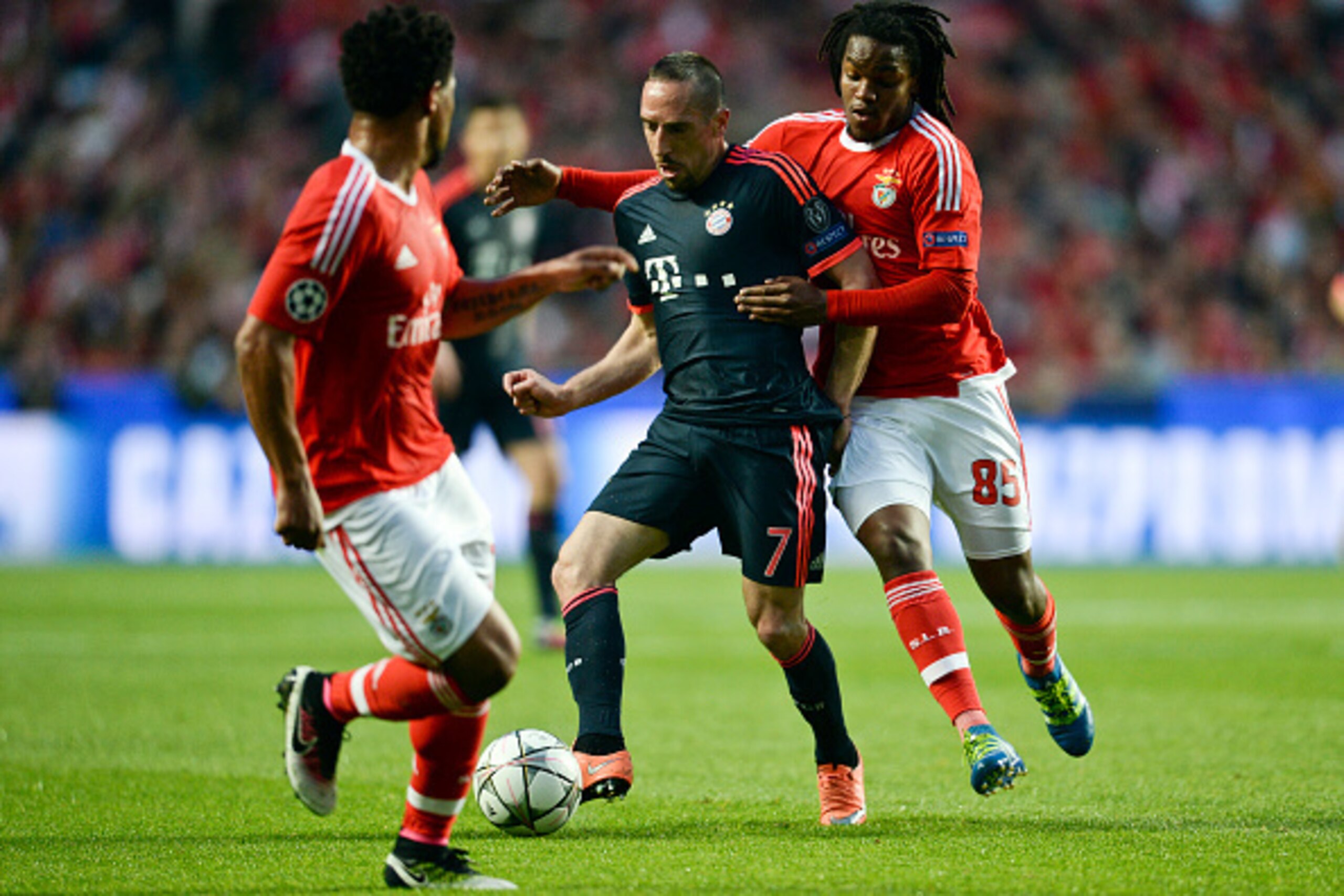 Benfica's midfielder Renato Sanches (R) vies with Bayern Munich's French midfielder Franck Ribery (C) during the Champions League quarter-final second leg football match SL Benfica vs Bayern Munchen at the Luz stadium in Lisbon on April 13, 2016. / AFP / 
