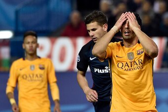Barcelona's Uruguayan forward Luis Suarez (R) gestures after missing a goal during the Champions League quarter-final second leg football match Club Atletico de Madrid VS FC Barcelona at the Vicente Calderon stadium in Madrid on April 13, 2016. / AFP / GE