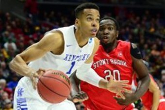 Mar 17, 2016; Des Moines, IA, USA; Kentucky Wildcats forward Skal Labissiere (1) drives to the basket against Stony Brook Seawolves forward Jameel Warney (20) during the first half in the first round of the 2016 NCAA Tournament at Wells Fargo Arena. Manda