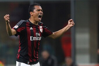 MILAN, ITALY - MARCH 20:  Carlos Bacca of AC Milan celebrates his goal during the Serie A match between AC Milan and SS Lazio at Stadio Giuseppe Meazza on March 20, 2016 in Milan, Italy.  (Photo by Marco Luzzani/Getty Images)