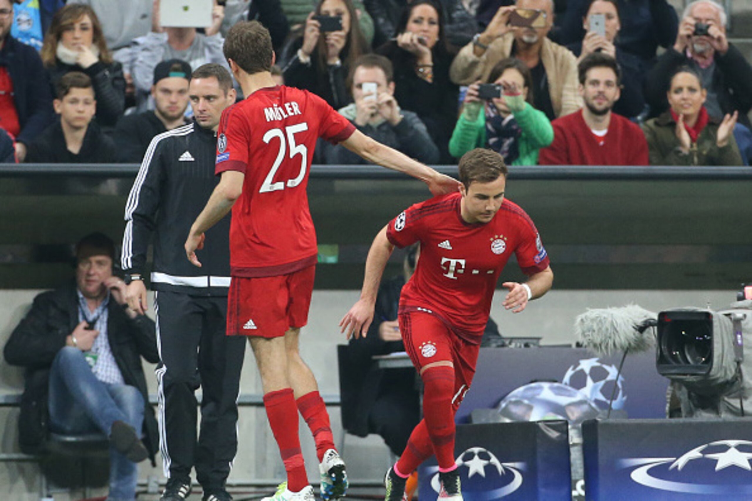 MUNICH, GERMANY - APRIL 5: Thomas Muller of Bayern Muenchen is replaced by Mario Goetze during the UEFA Champions League quarter final first leg match between FC Bayern Muenchen (Bayern Munich) and SL Benfica Lisbon at Allianz Arena on April 5, 2016 in Mu
