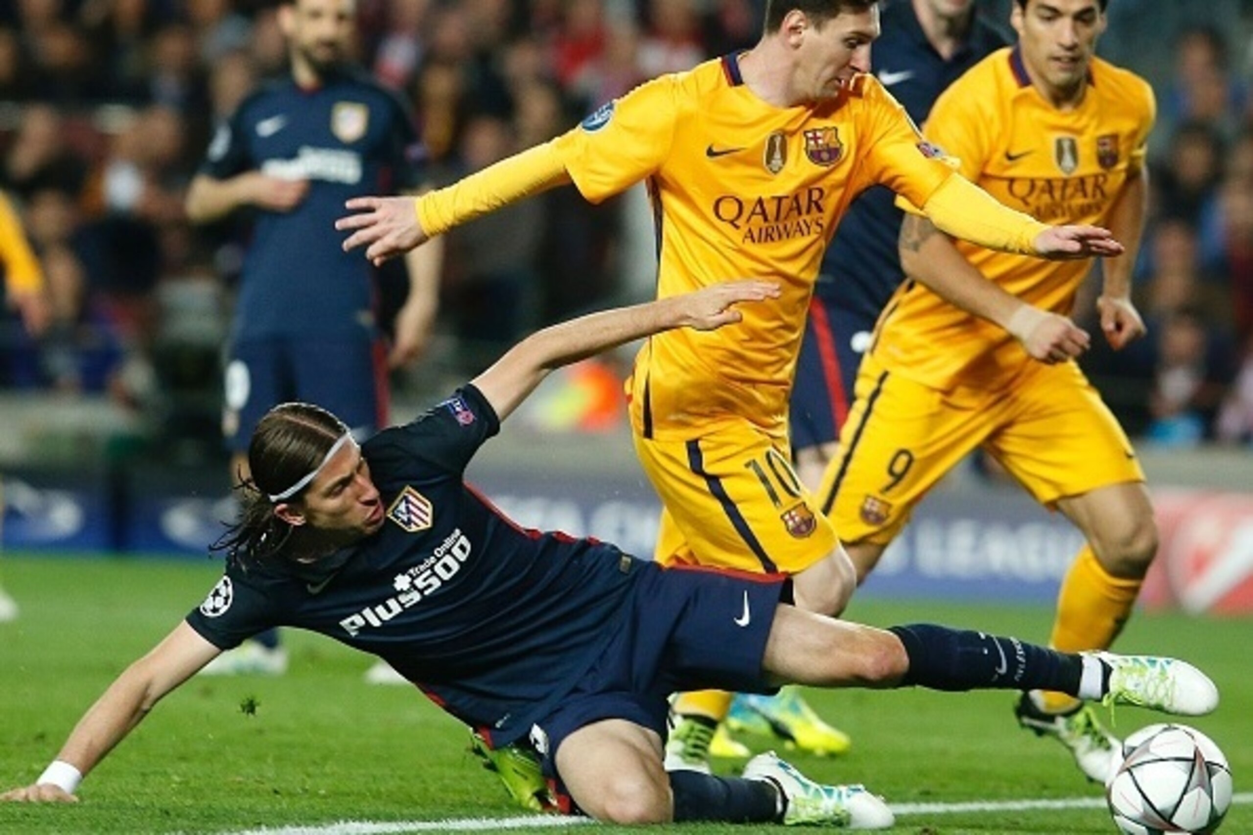 Barcelona's Argentinian forward Lionel Messi (R) vies with Atletico Madrid's Brazilian defender Filipe Luis during the UEFA Champions League quarter finals first leg football match FC Barcelona vs Atletico de Madrid at the Camp Nou stadium in Barcelona on