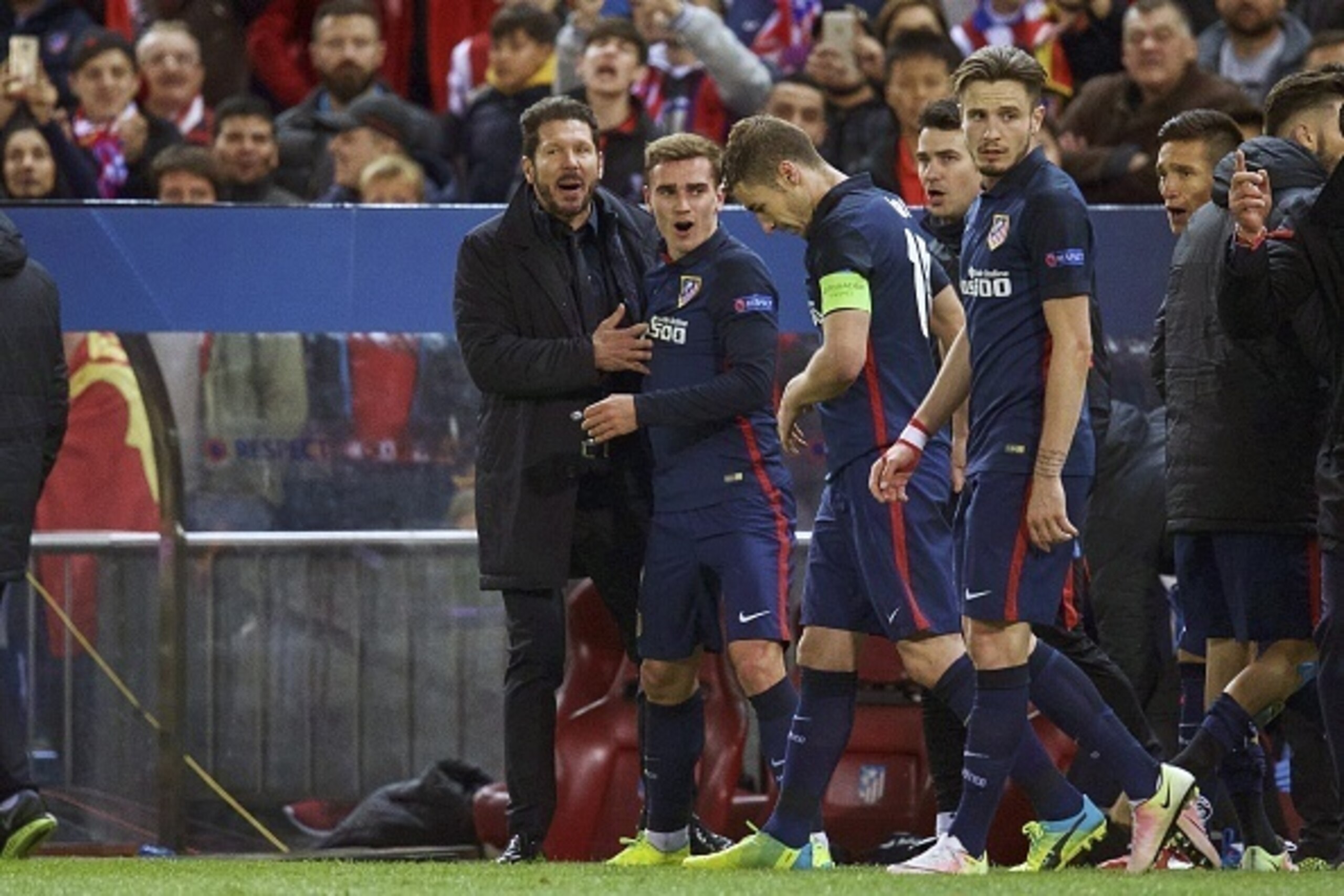 (L-R) coach Diego Simeone of Club Atletico de Madrid, Antoine Griezmann of Club Atletico de Madrid, Gabi of Club Atletico de Madrid, Saul Niguez of Club Atletico de Madrid during the UEFA Champions League quarter-final match between  Atletico Madrid and F