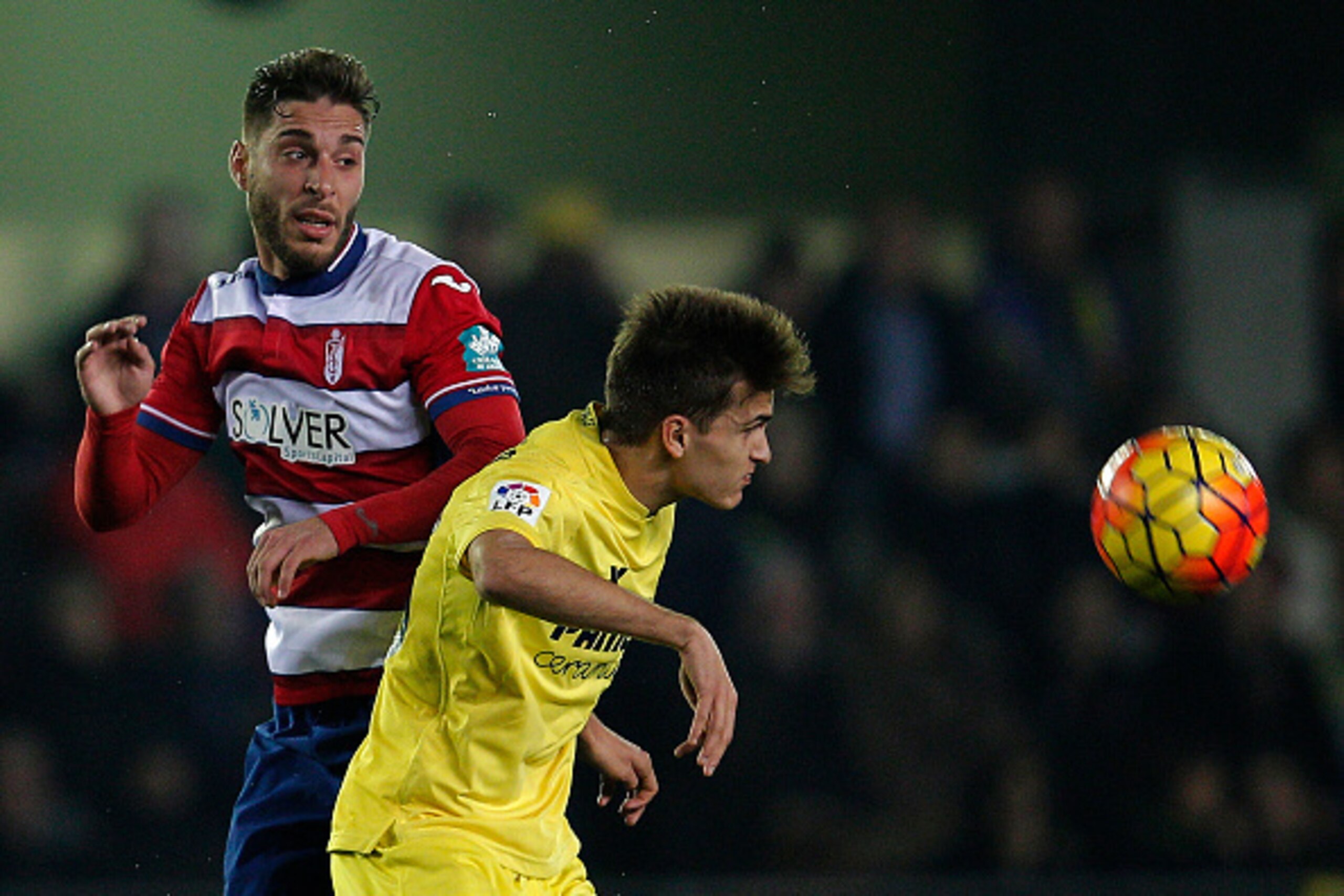 Granada's midfielder Ruben Rochina (L) vies with Villarreal's defender Denis Suarez during the Spanish league football match Villarreal CF vs Granada FC at El Madrigal stadium in Villareal on January 30, 2016.   AFP PHOTO/ JOSE JORDAN / AFP / JOSE JORDAN 