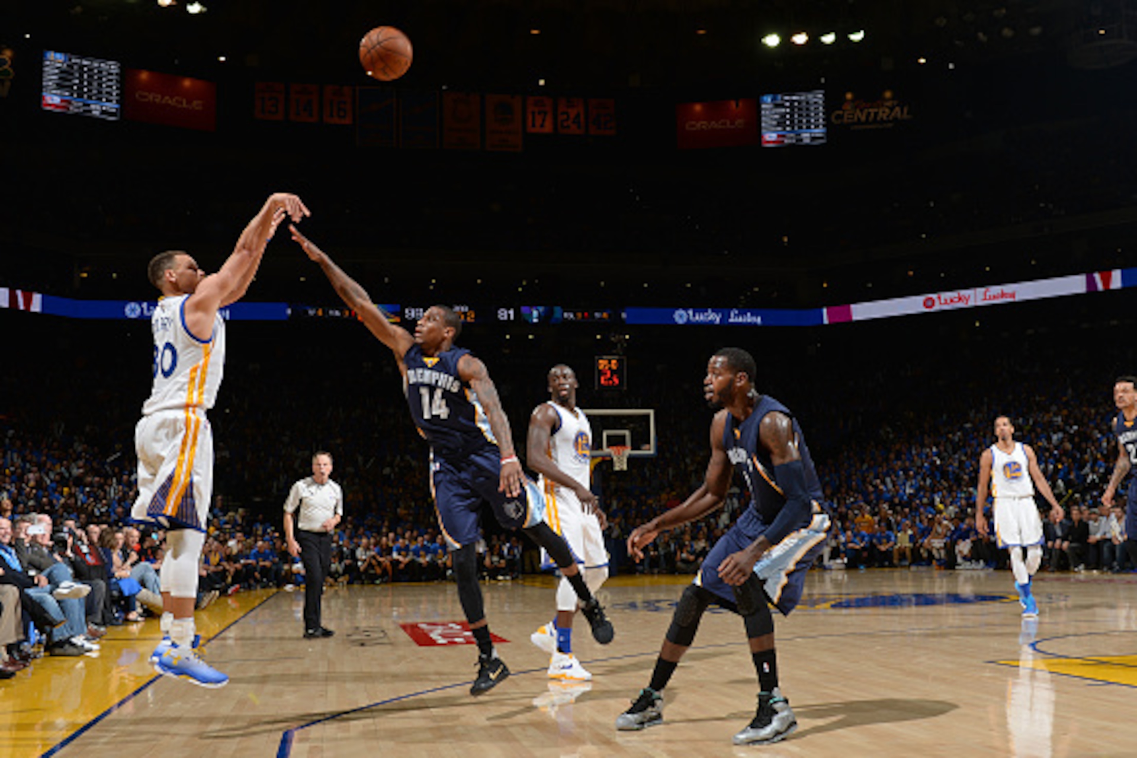 OAKLAND, CA - APRIL 13:  Stephen Curry #30 of the Golden State Warriors shoots a three point basket against the Memphis Grizzlies on April 13, 2016 at Oracle Arena in Oakland, California. NOTE TO USER: User expressly acknowledges and agrees that, by downl