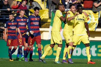 Villarreal (R) players celebrate their second goal during the Spanish league football match Villarreal CF vs FC Barcelona at El Madrigal stadium in Vila-real on March 20, 2016. / AFP / JOSE JORDAN        (Photo credit should read JOSE JORDAN/AFP/Getty Ima