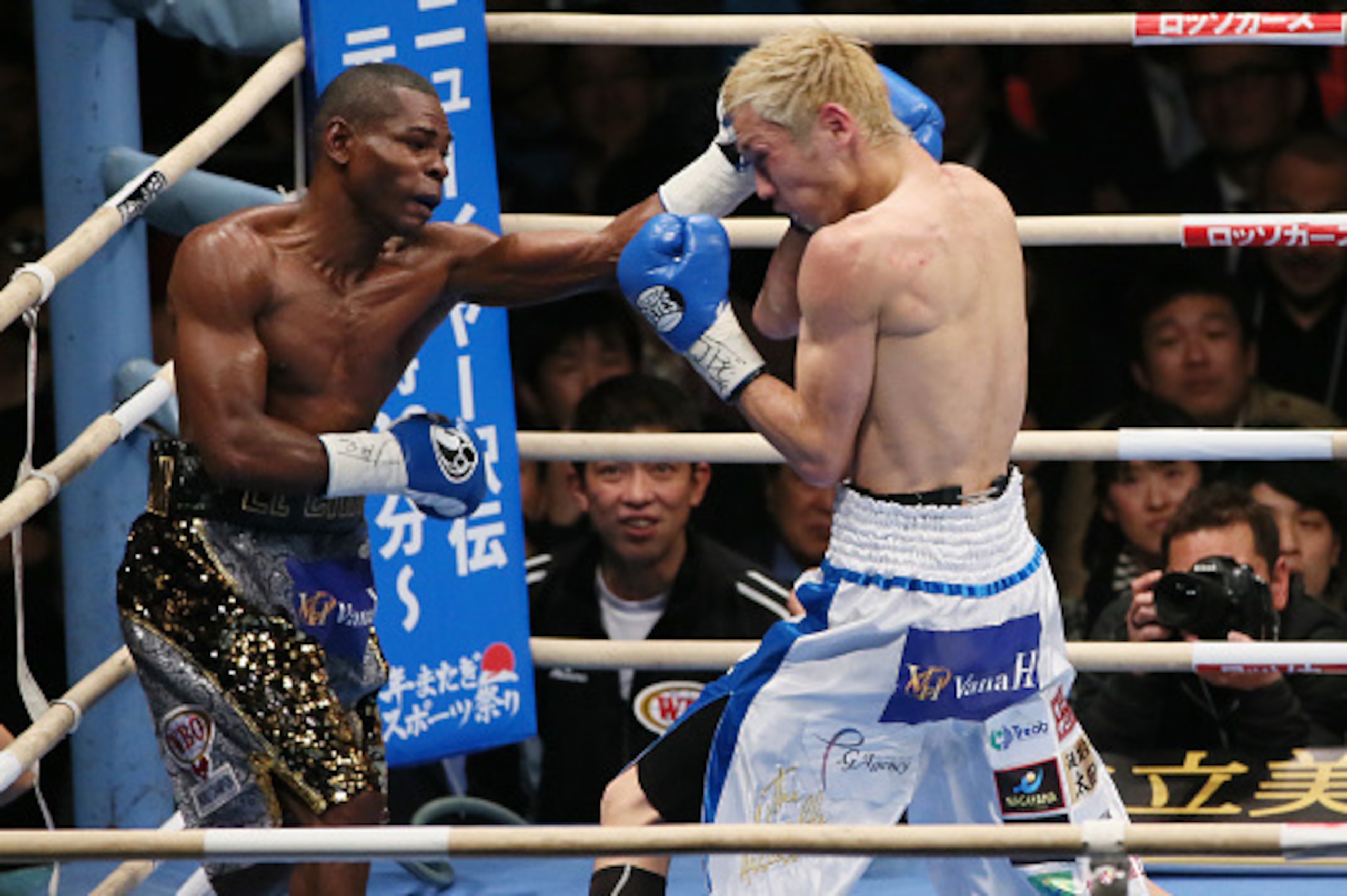 OSAKA, JAPAN - DECEMBER 31:  Guillermo Rigondeaux of Cuba (L) and Hisashi Amagasa of Japan exchange punches during the WBA/WBO world super bantamweight bout between Guillermo Rigondeaux of Cuba and  Hisashi Amagasa of Japan at Bodymaker Colosseum on Decem