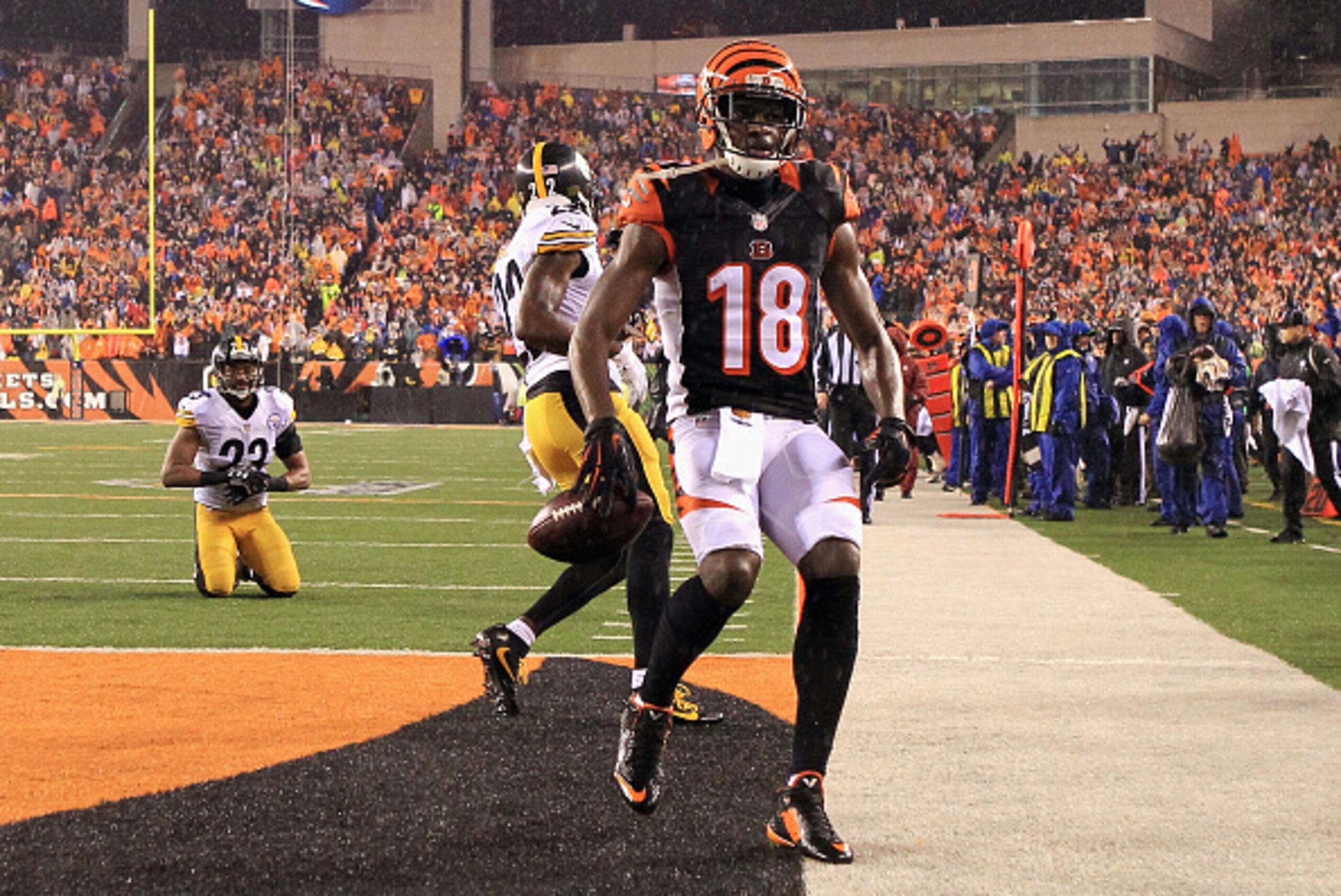 CINCINNATI, OH - JANUARY 09:  A.J. Green #18 of the Cincinnati Bengals scores a touchdown in the fourth quarter against the Pittsburgh Steelers during the AFC Wild Card Playoff game at Paul Brown Stadium on January 9, 2016 in Cincinnati, Ohio.  (Photo by 