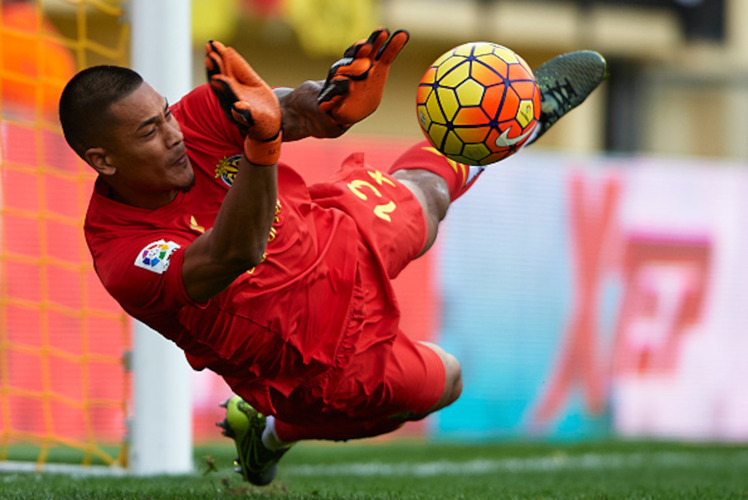 VILLARREAL, SPAIN - NOVEMBER 22: Alphonse Areola of Villarreal stop a penalty during the La Liga match between Villarreal CF and SD Eibar at El Madrigal stadium on November 22, 2015 in Villarreal, Spain. (Photo by Manuel Queimadelos Alonso/Getty Images) VILLARREAL, SPAIN - NOVEMBER 22: Alphonse Areola of Villarreal stop a penalty during the La Liga match between Villarreal CF and SD Eibar at El Madrigal stadium on November 22, 2015 in Villarreal, Spain. (Photo by Manuel Queimadelos Alonso/Getty Images)