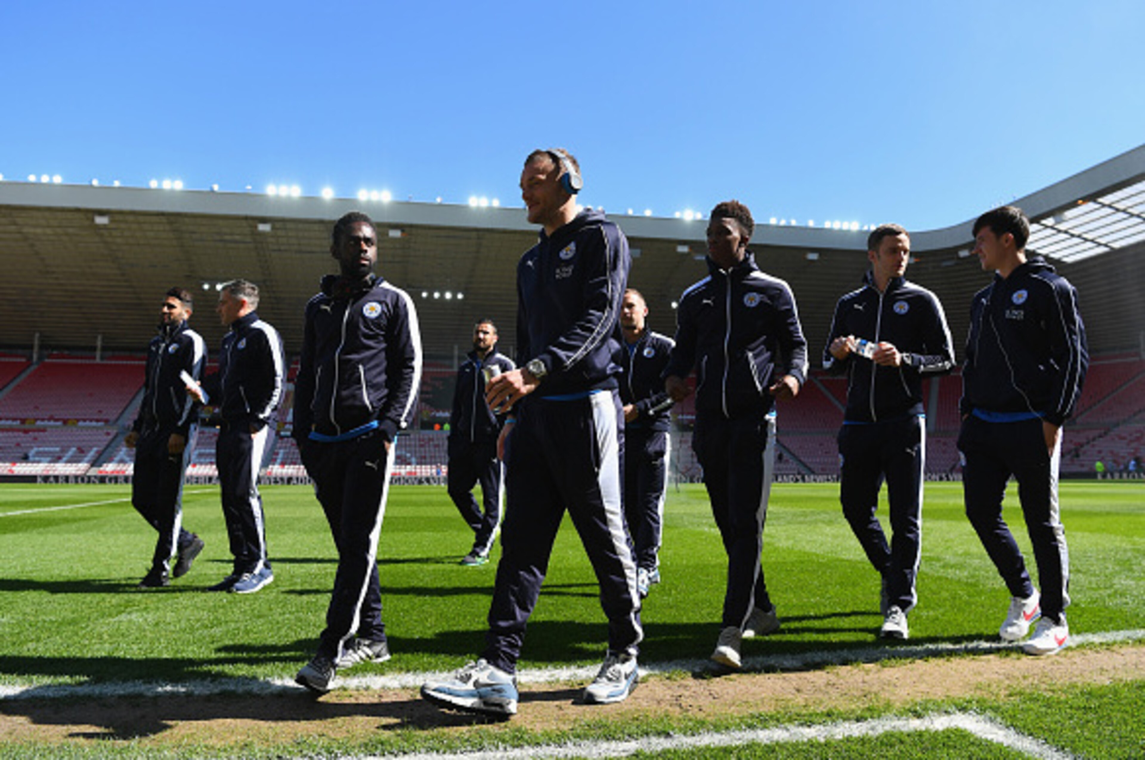 SUNDERLAND, UNITED KINGDOM - APRIL 10:  Nathan Dyer and Jamie Vardy of Leicester City walk on the pitch with team mates prior to the Barclays Premier League match between Sunderland and Leicester City at the Stadium of Light on April 10, 2016 in Sunderlan