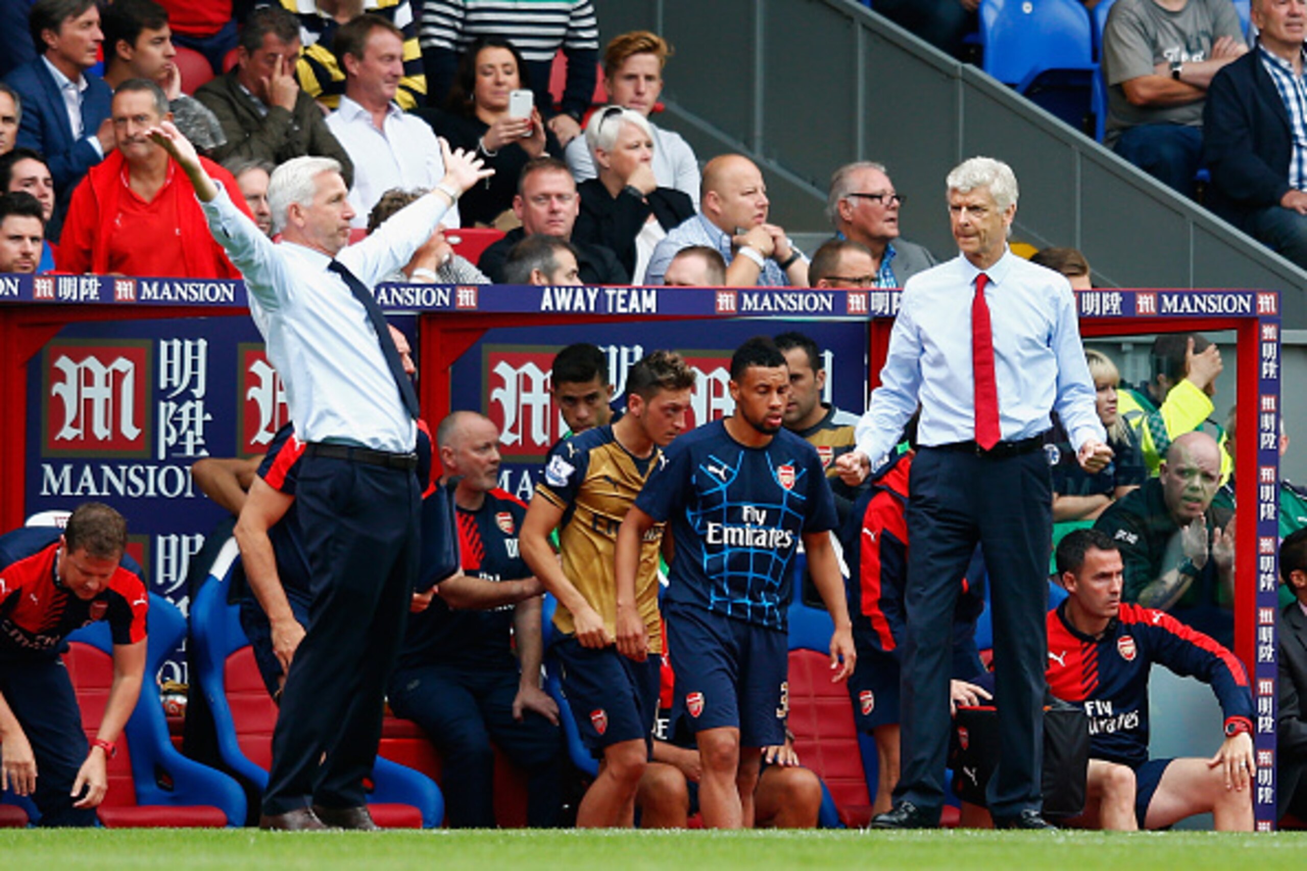 LONDON, ENGLAND - AUGUST 16:  Arsene Wenger, manager of Arsenal celebrates as Alan Pardew, manager of Crystal Palace reacts during the Barclays Premier League match between Crystal Palace and Arsenal at Selhurst Park on August 16, 2015 in London, England.