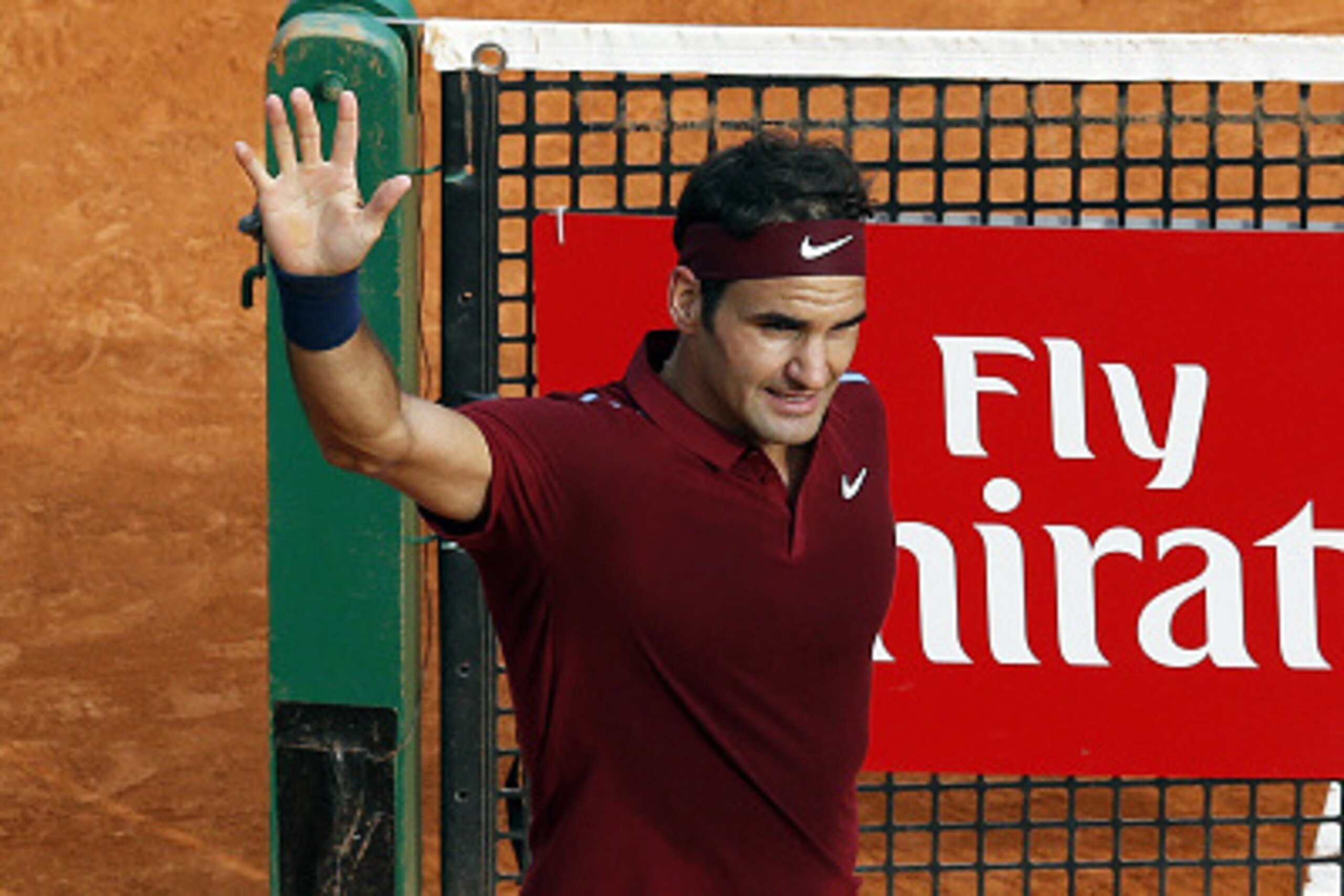 Switzerland's Roger Federer celebrates after defeating Spain's Roberto Bautista Agut during their tennis match at the Monte-Carlo ATP Masters Series tournament on April 14, 2016 in Monaco.  AFP PHOTO / VALERY HACHE / AFP / VALERY HACHE        (Photo credi