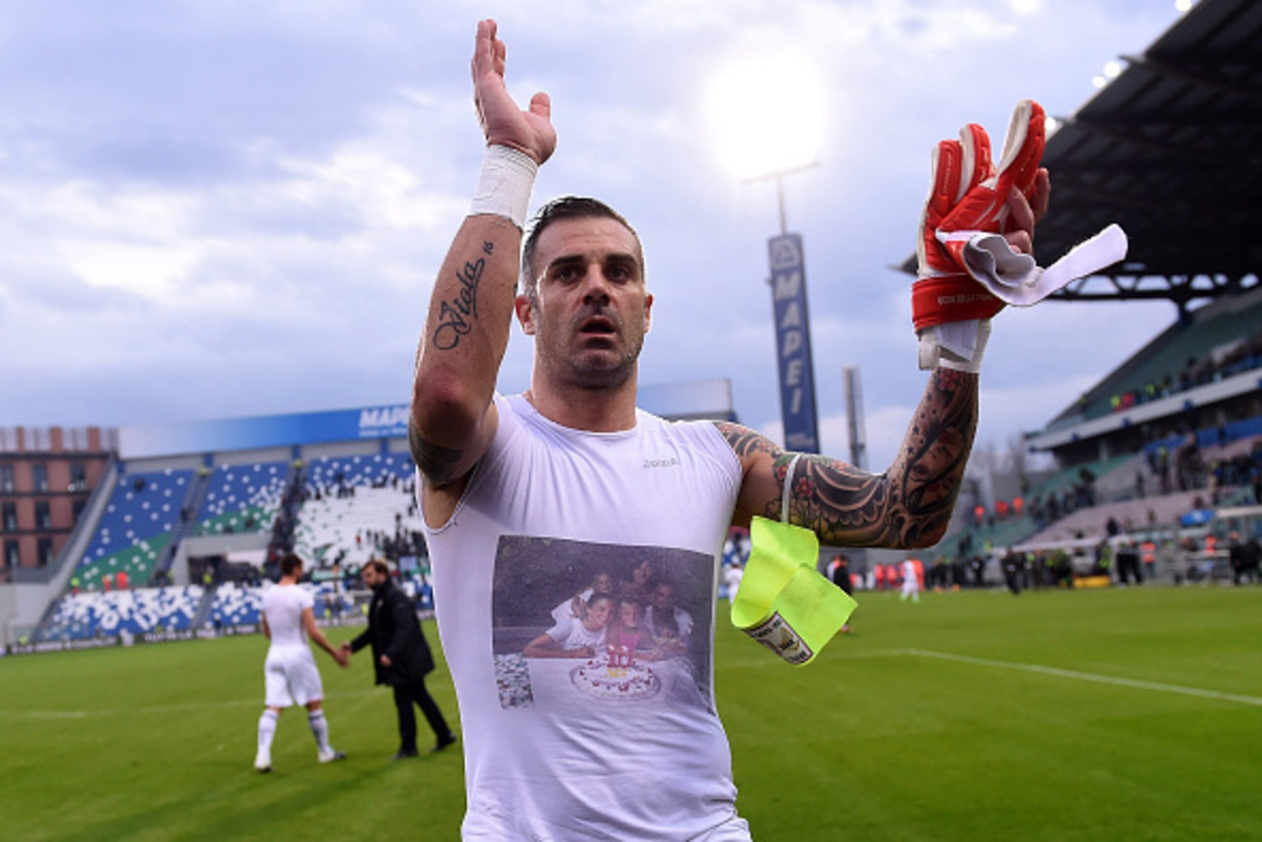 REGGIO NELL'EMILIA, ITALY - FEBRUARY 07: Stefano Sorrentino of Palermo greets supporters after the Serie A match between US Sassuolo Calcio and US Citta di Palermo at Mapei Stadium - Città del Tricolore on February 7, 2016 in Reggio nell'Emilia, Italy.  (